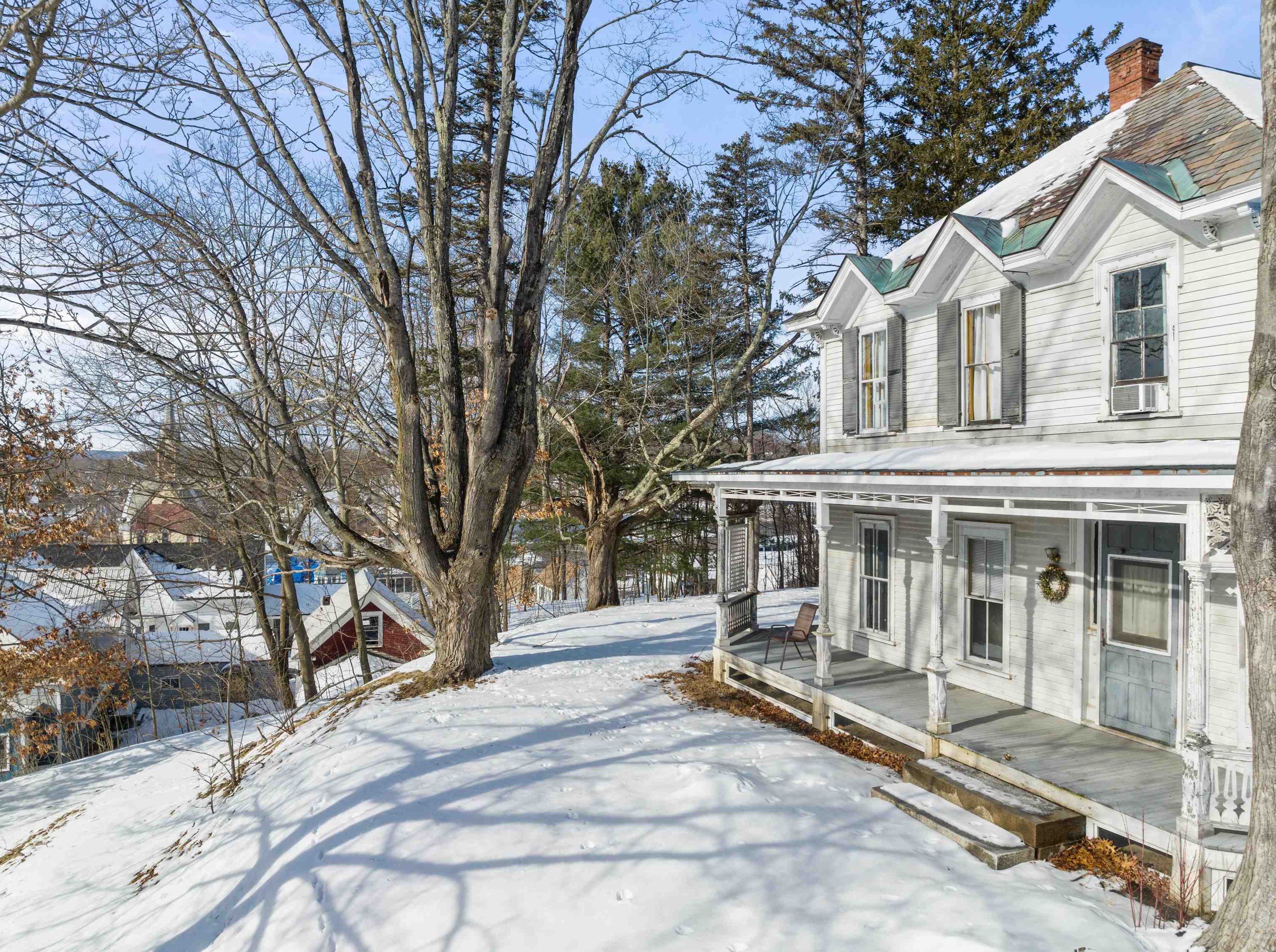 28 Harrison St, Laconia, NH 03246