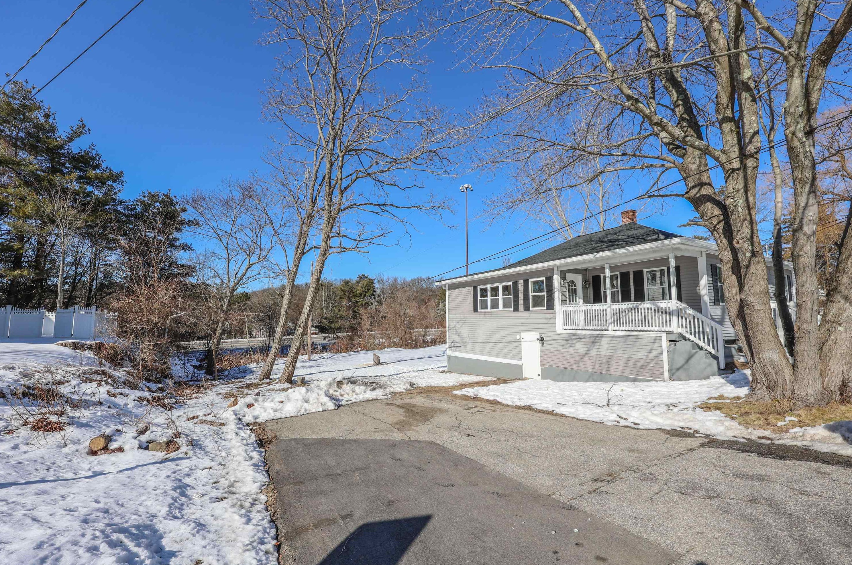 6 Stearns Ave, Manchester NH  03106-1191 exterior