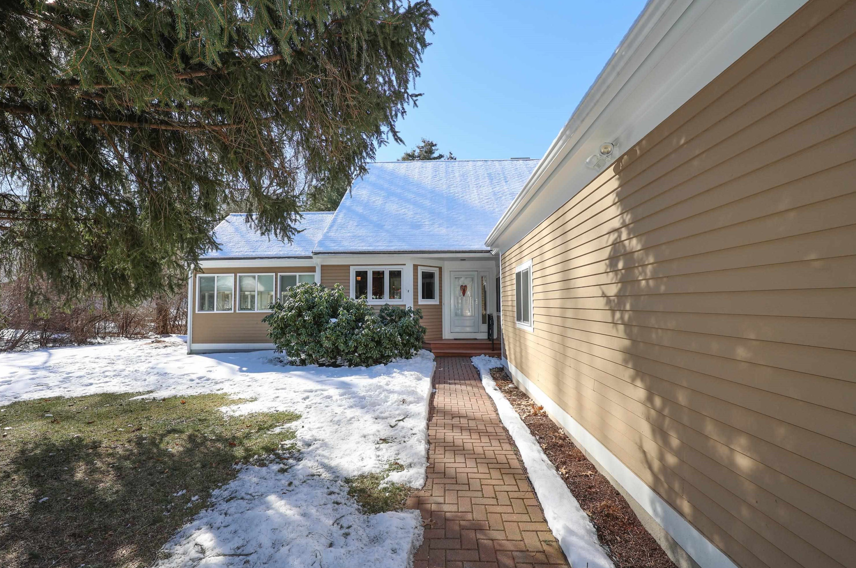 554 Straw Hill Rd, Manchester, NH 03104-1679