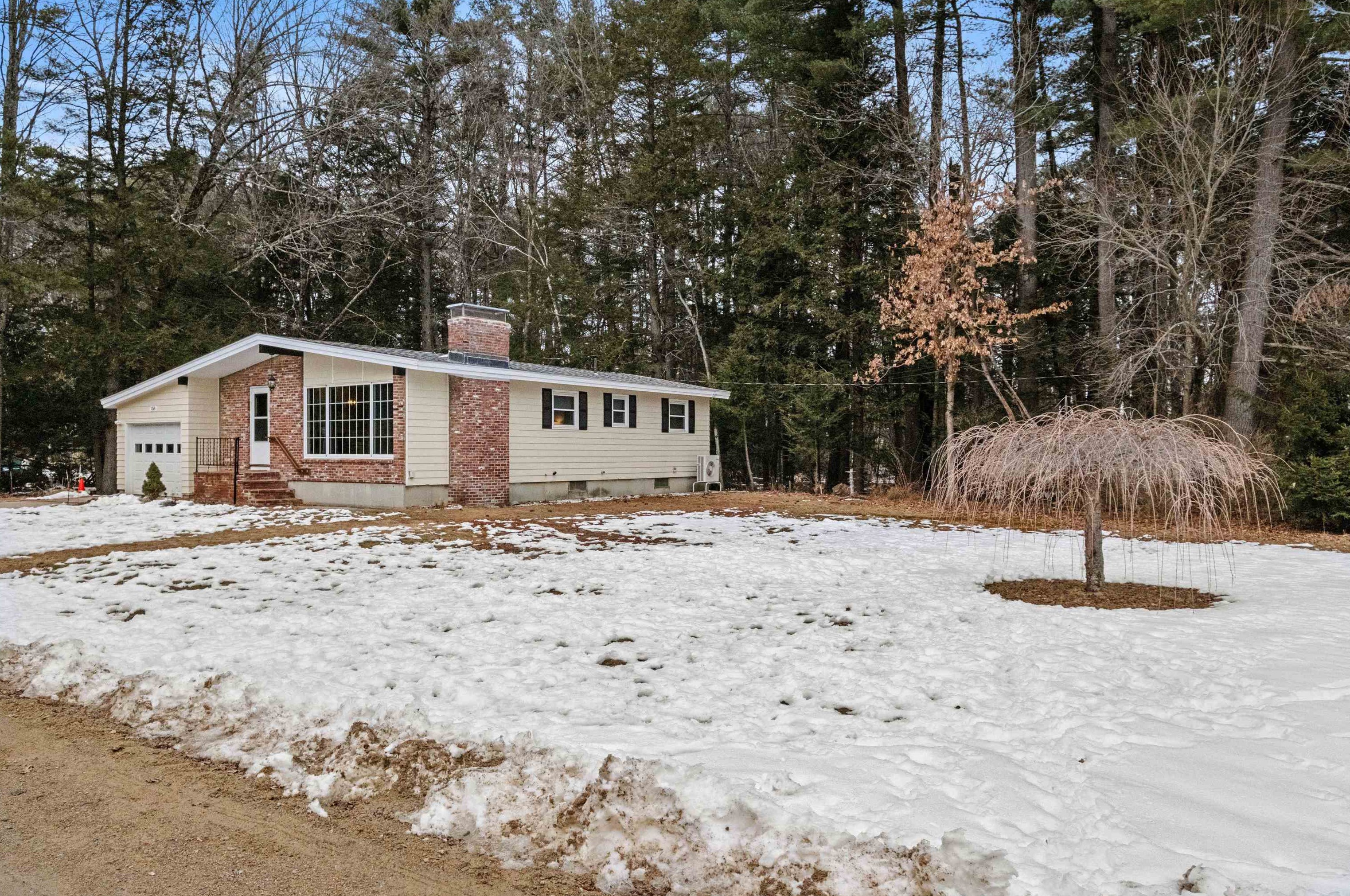 158 County Rd, Manchester NH  03110-6207 exterior
