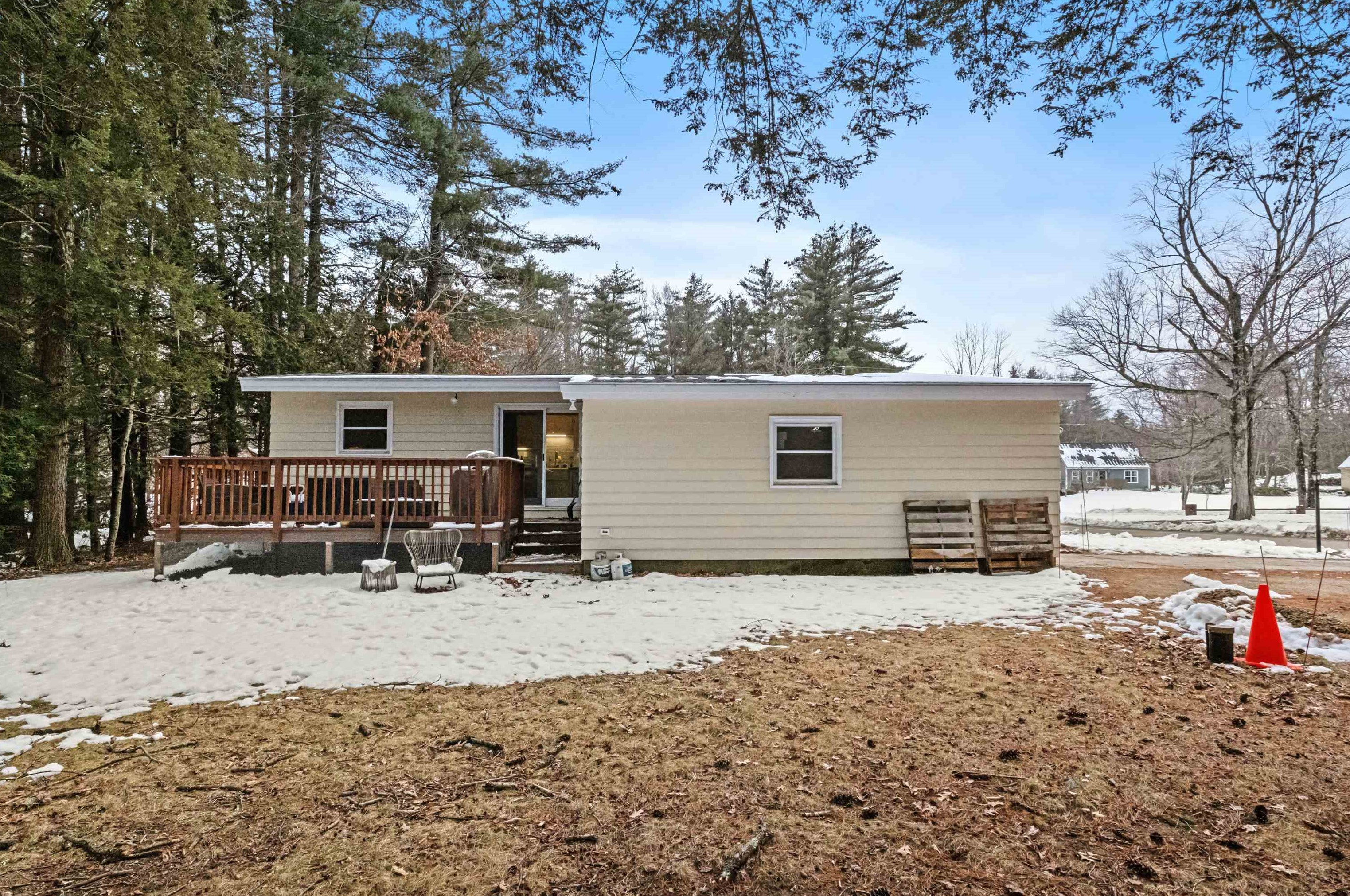 158 County Rd, Manchester NH  03110-6207 exterior