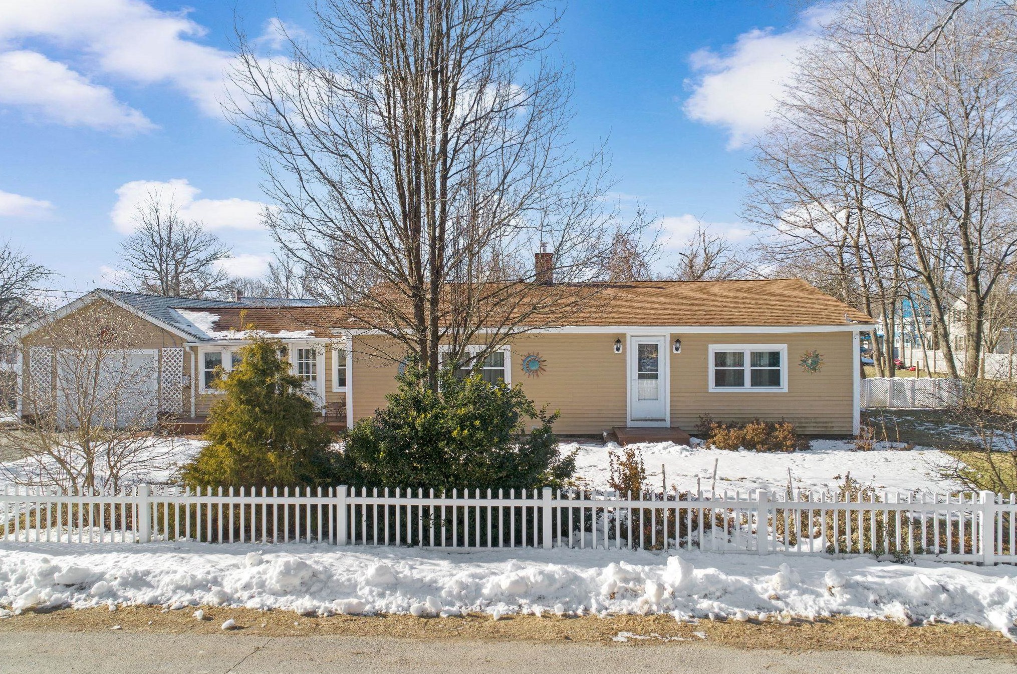 5 Harry St, Rochester, NH 03839