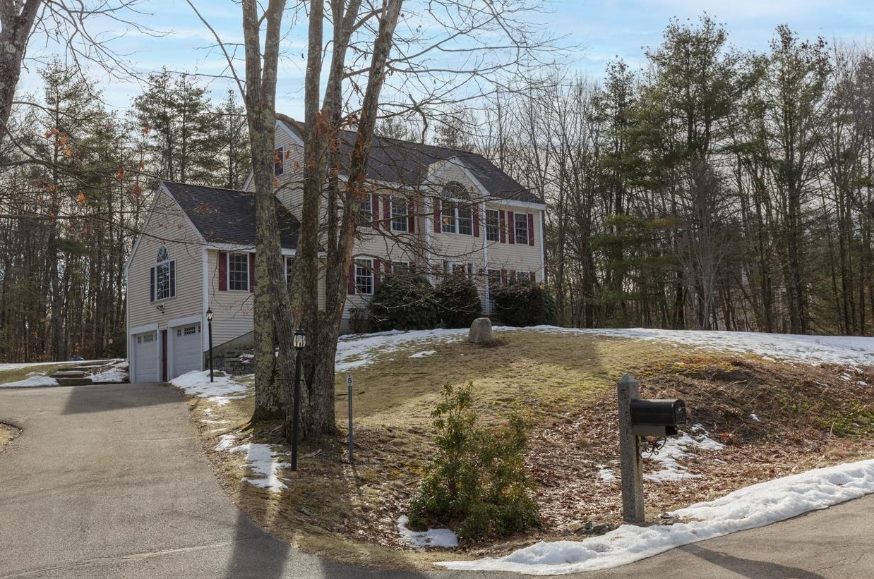 5 Abenaki Cir, Chester, NH 03036
