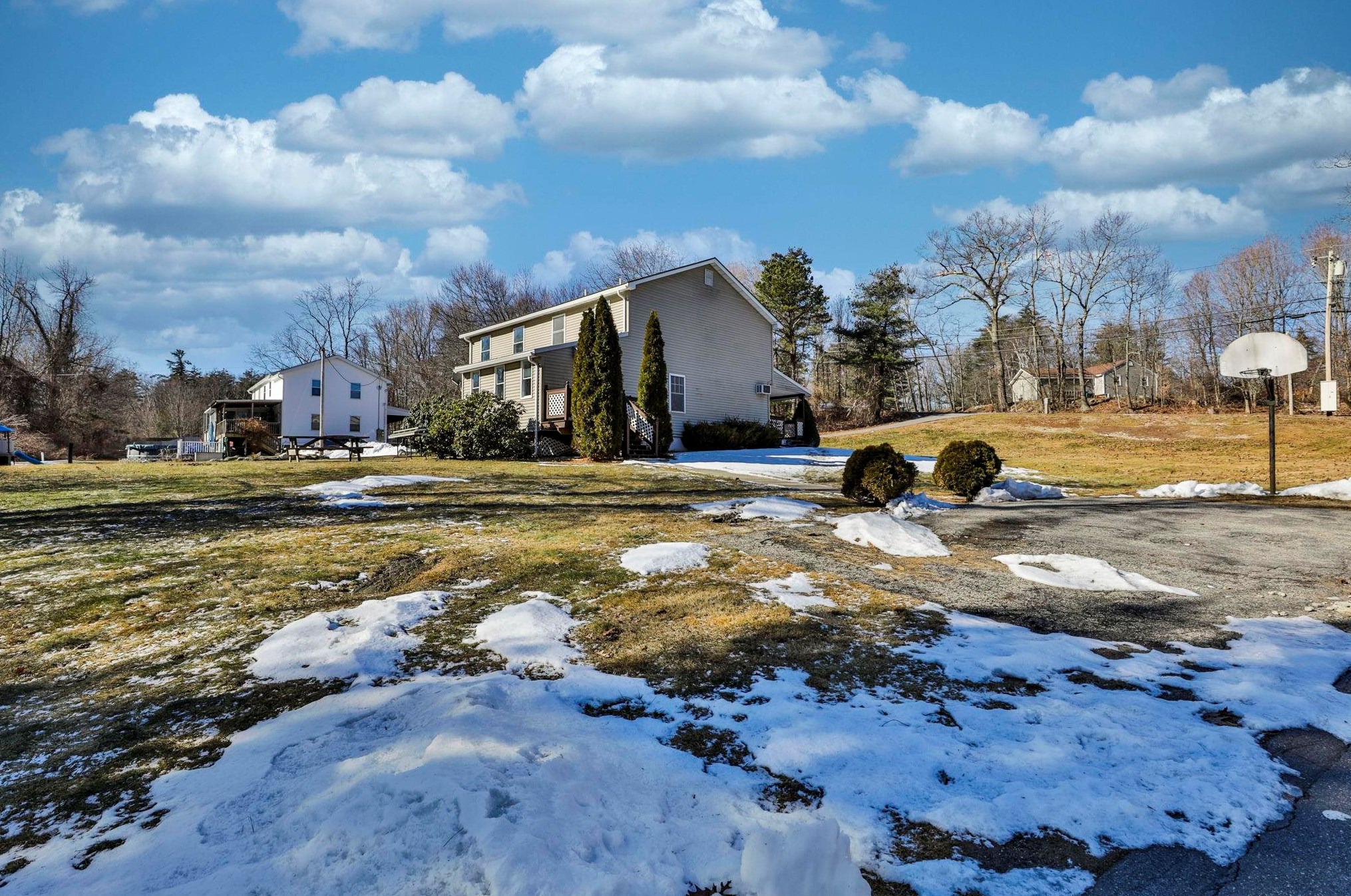 71 Tsienneto Rd, Derry NH  03038-1546 exterior