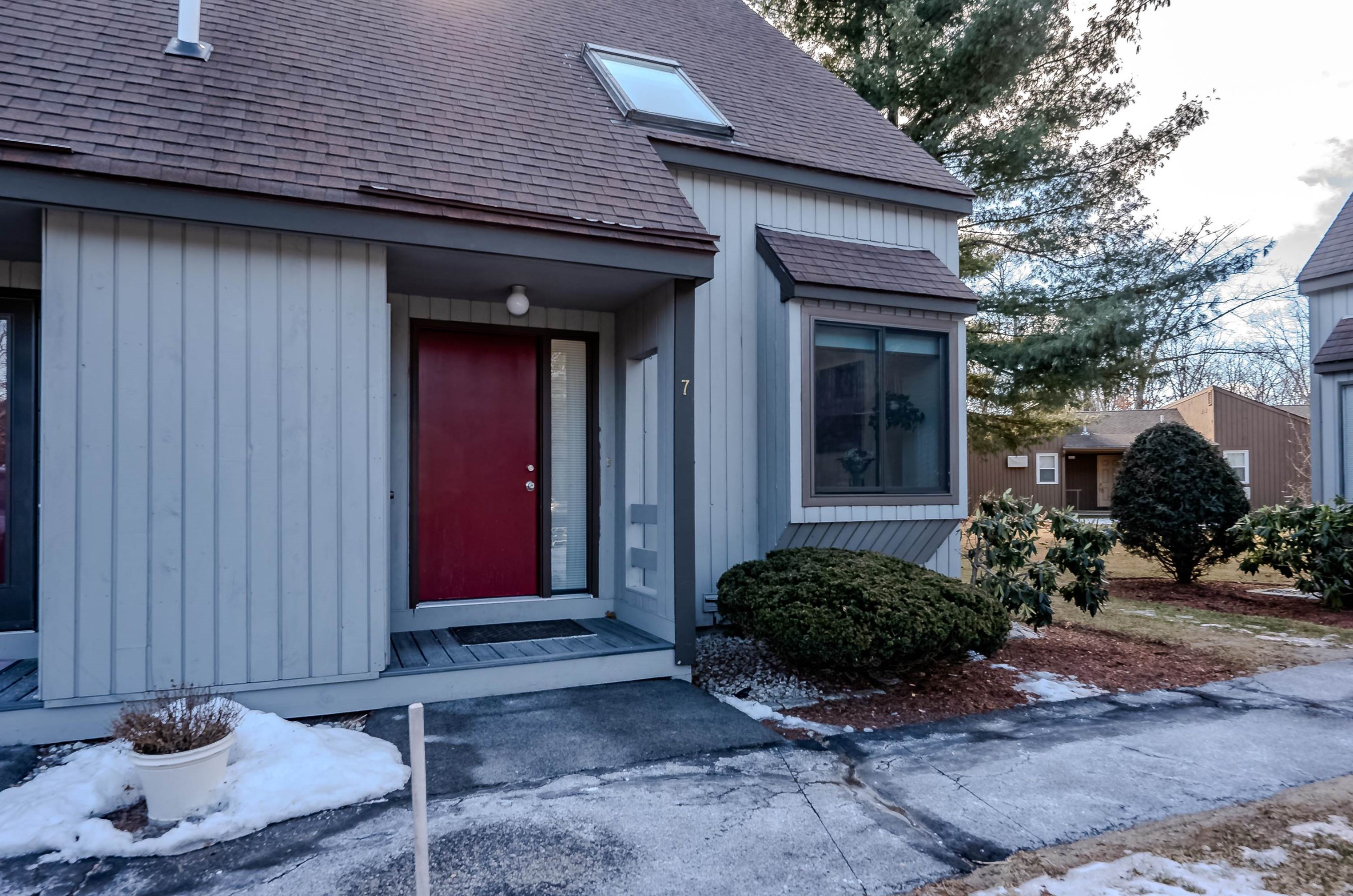 7 Kingston Ct, Merrimack NH  03054-3428 exterior