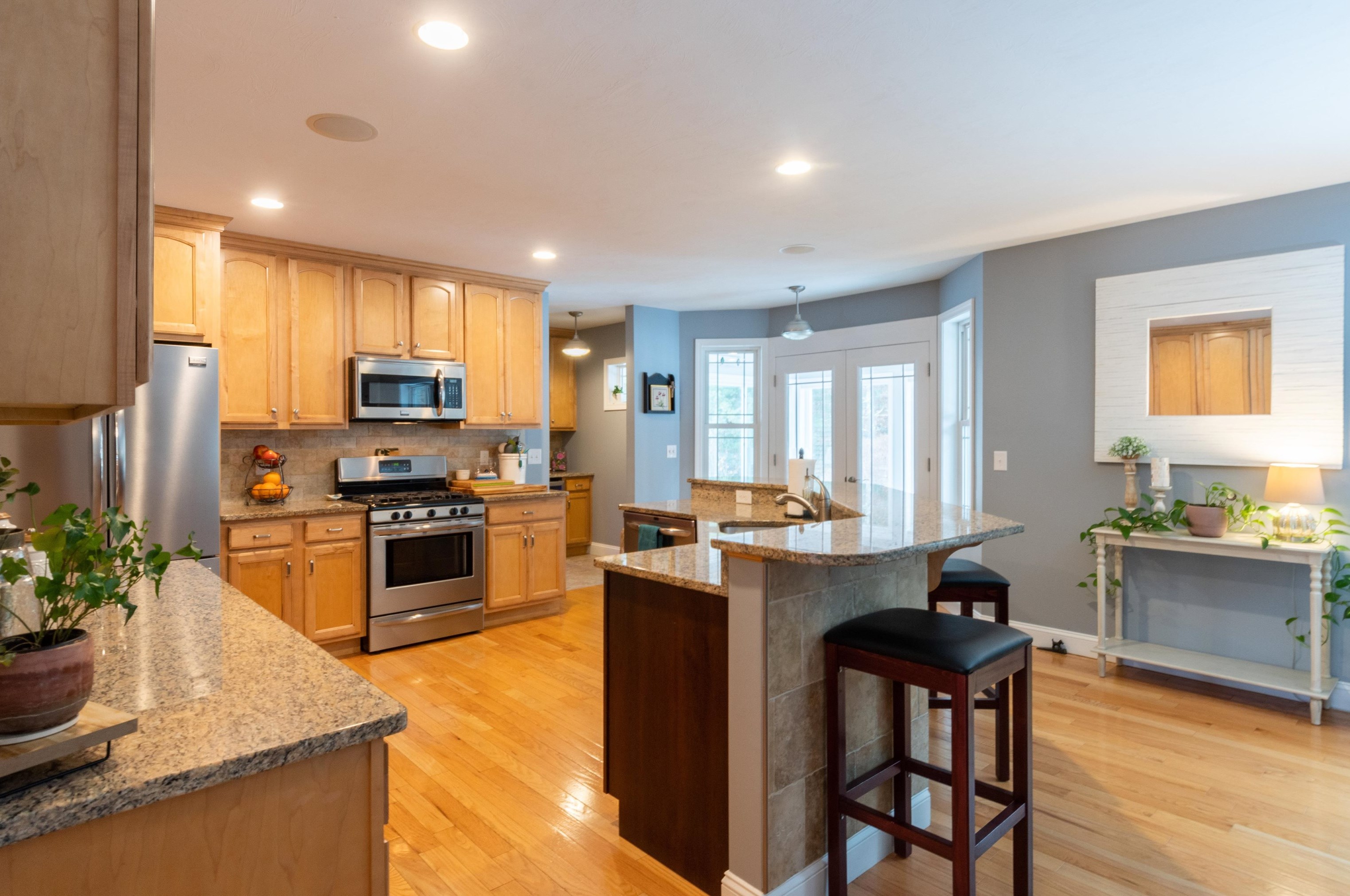 19 Pilgrim Cir, Nashua NH  03063-2827 exterior