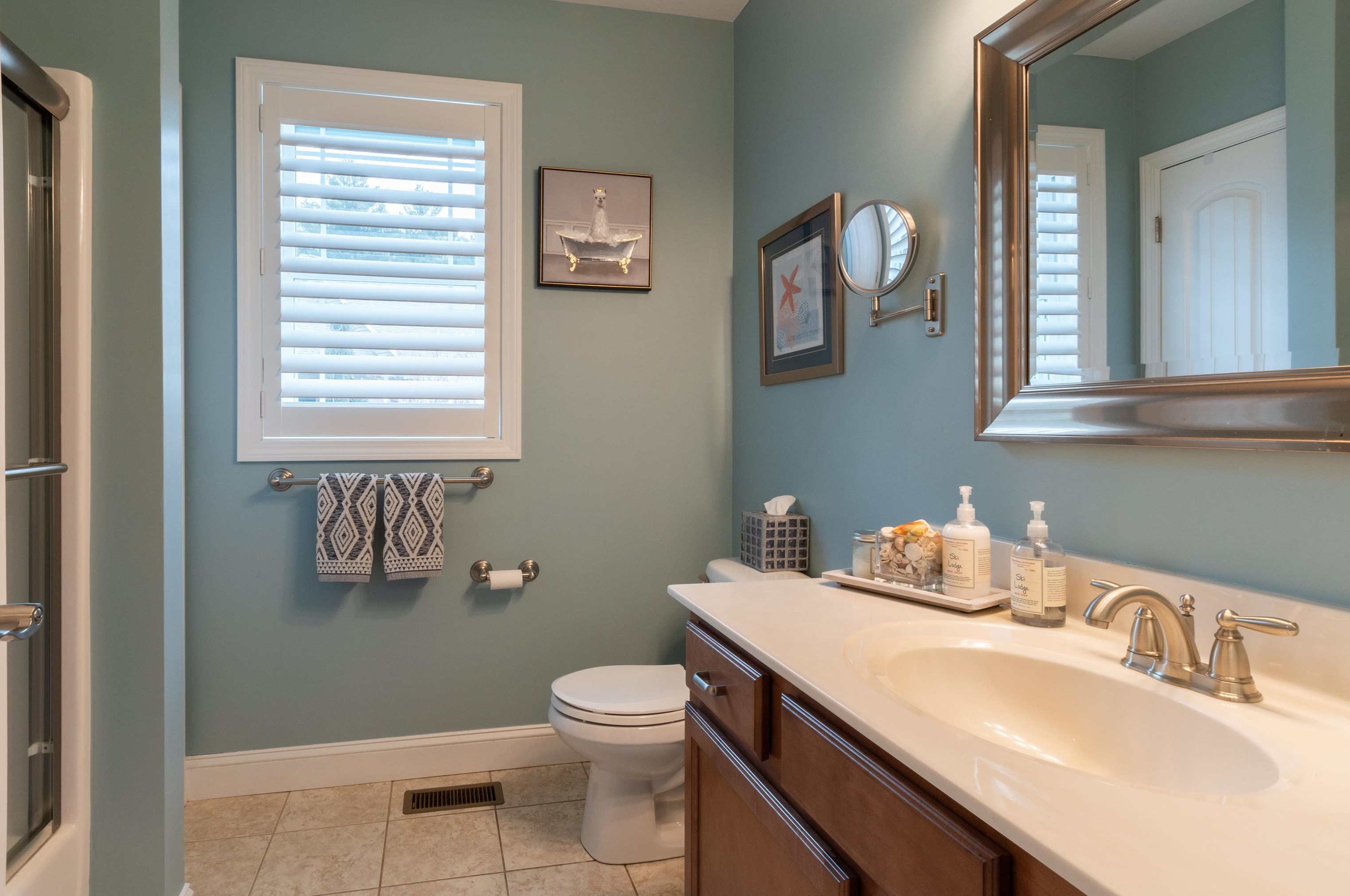 19 Pilgrim Cir, Nashua NH  03063-2827 exterior