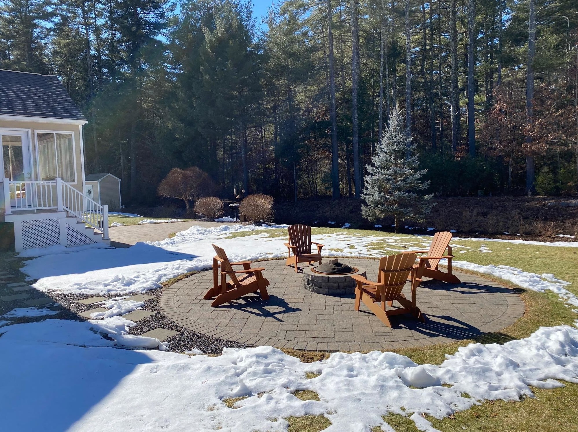 19 Pilgrim Cir, Nashua NH  03063-2827 exterior