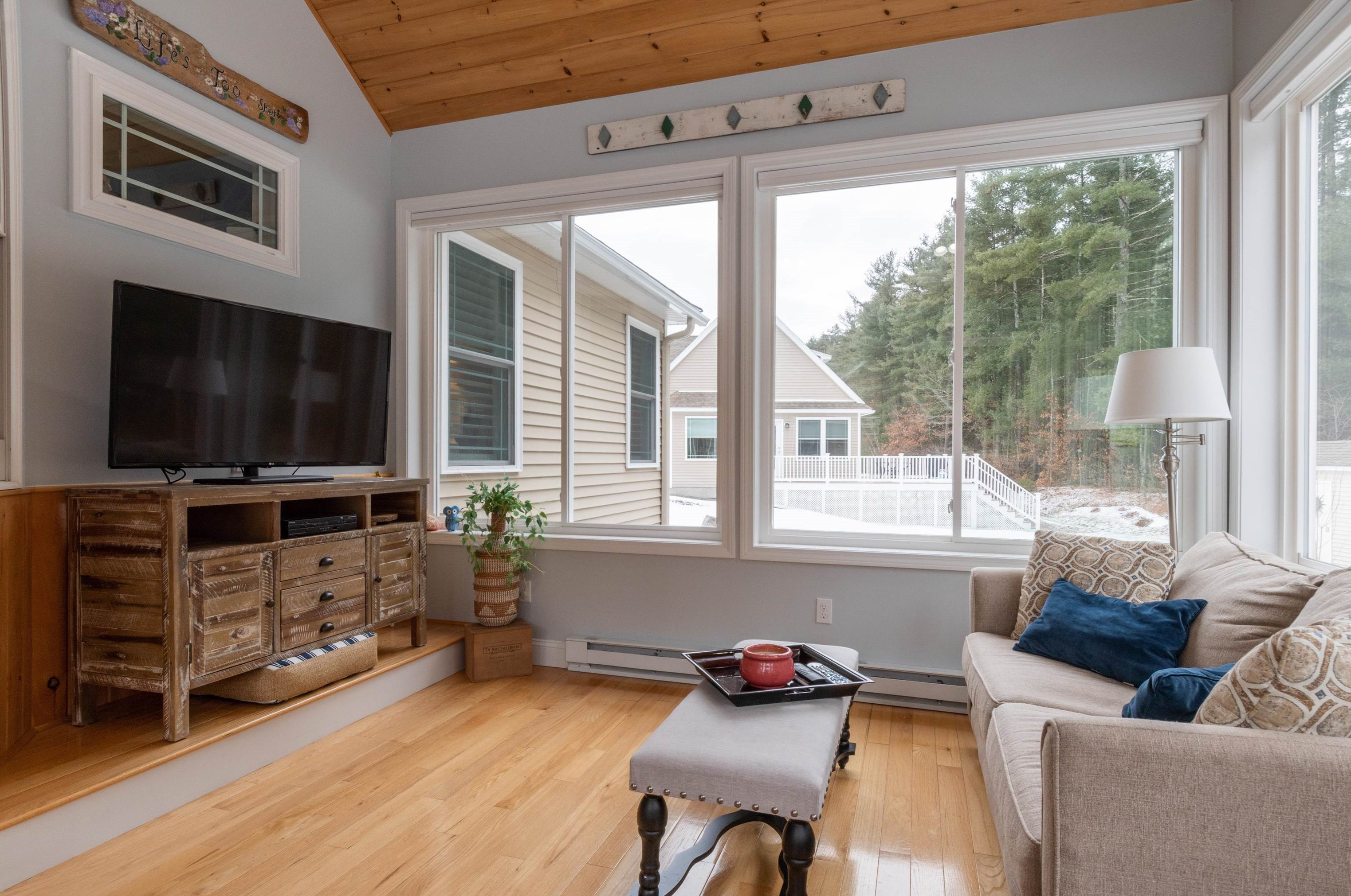 19 Pilgrim Cir, Nashua NH  03063-2827 exterior