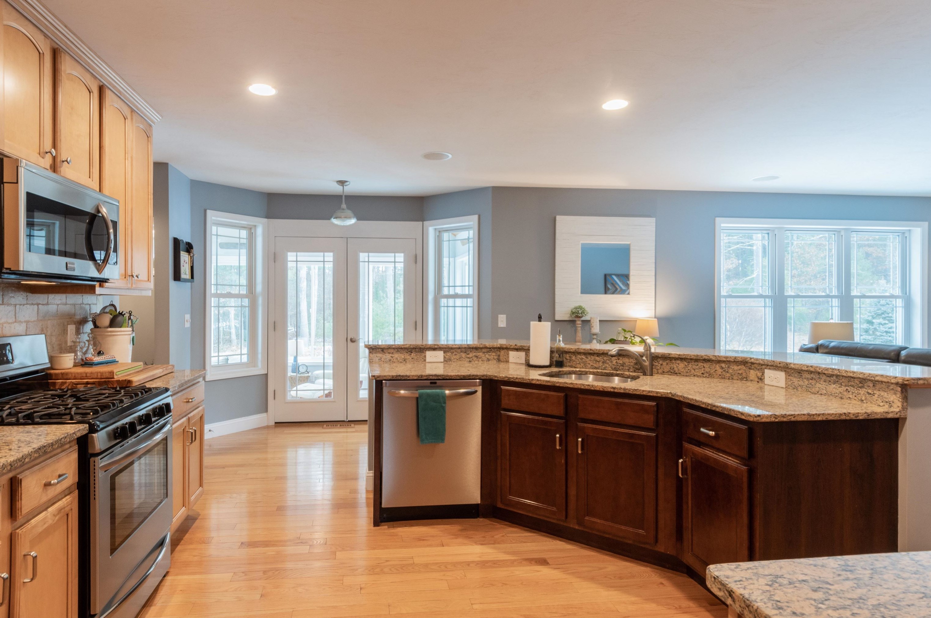 19 Pilgrim Cir, Nashua NH  03063-2827 exterior