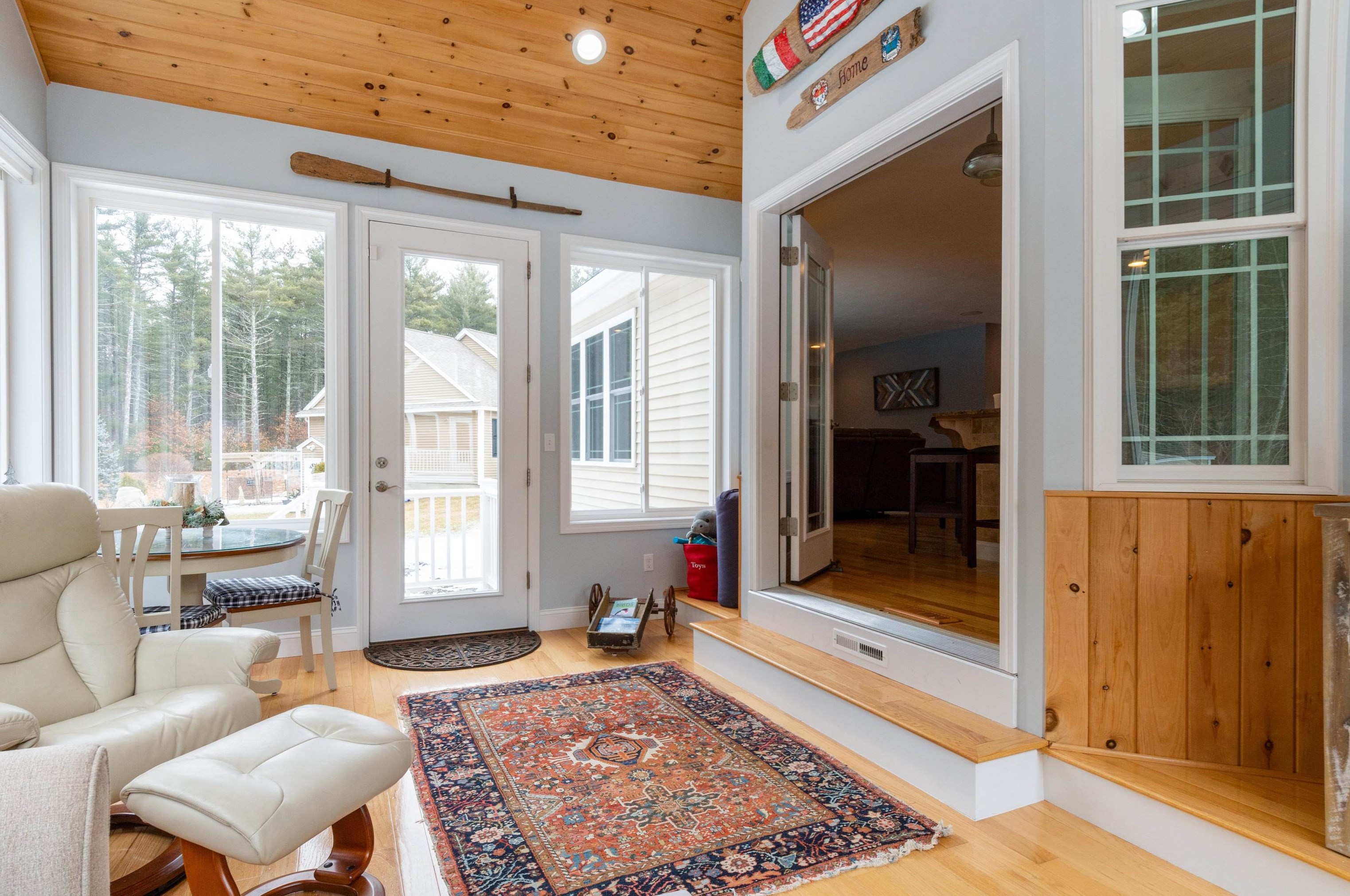 19 Pilgrim Cir, Nashua NH  03063-2827 exterior