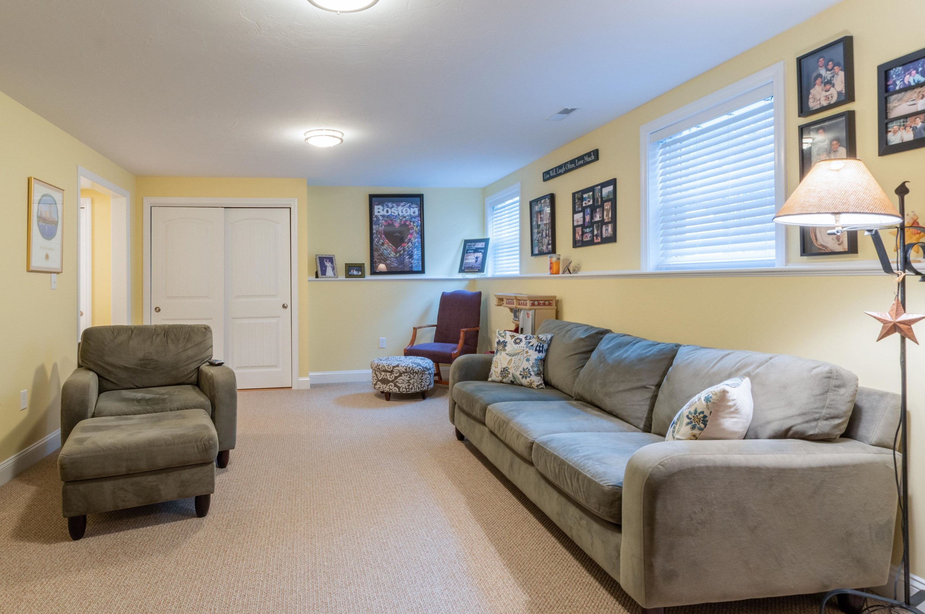 19 Pilgrim Cir, Nashua NH  03063-2827 exterior