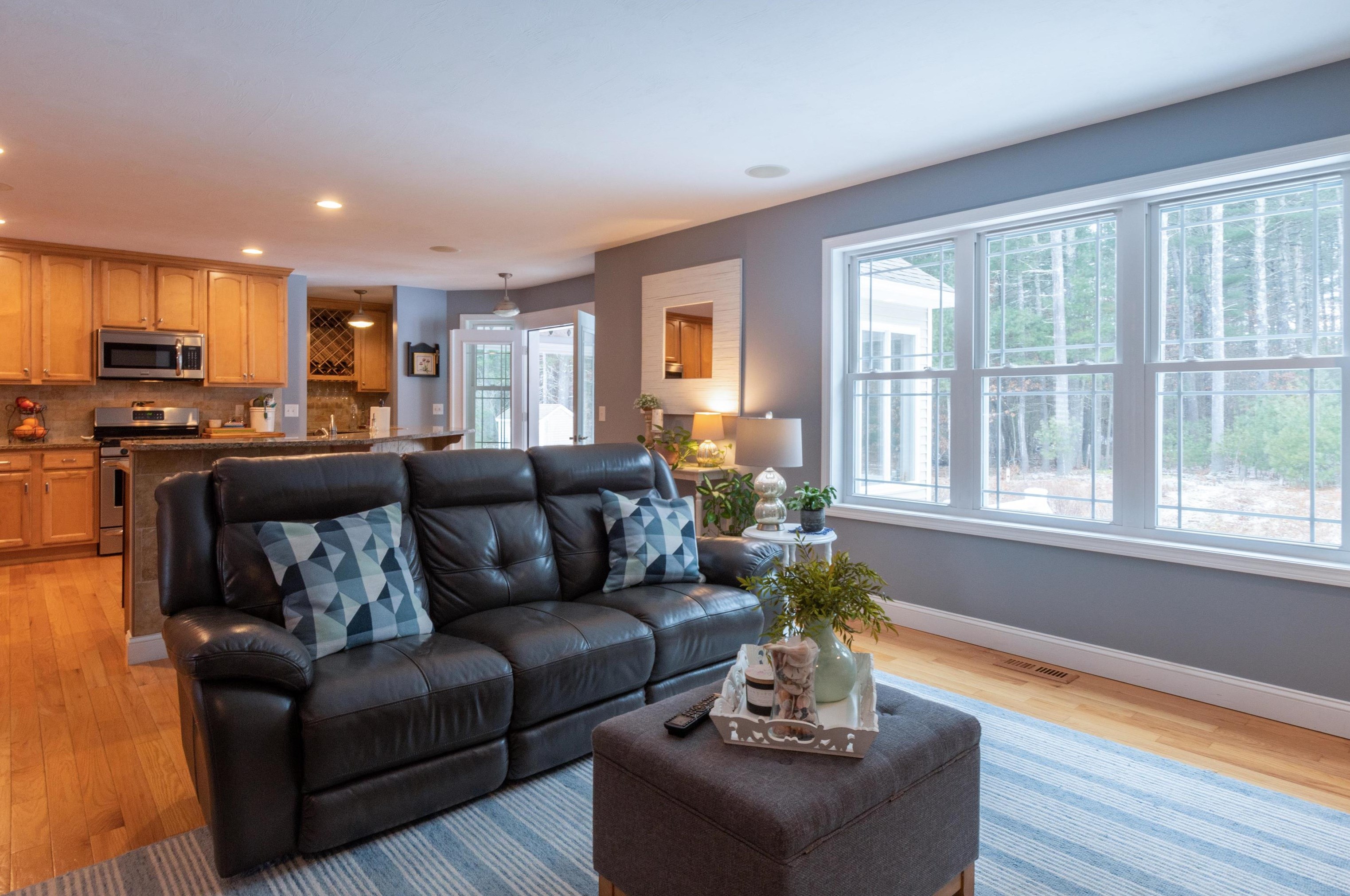 19 Pilgrim Cir, Nashua NH  03063-2827 exterior