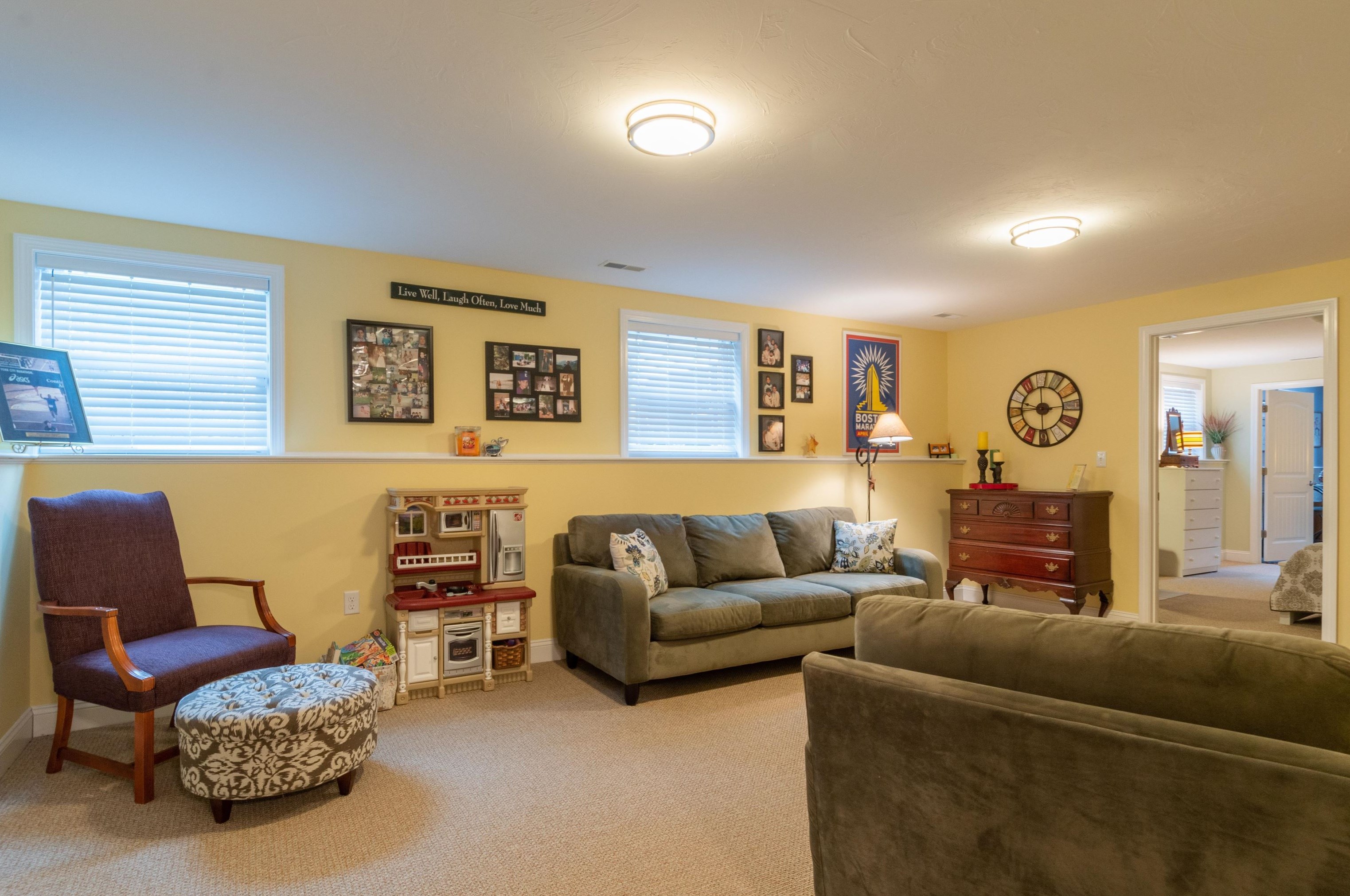 19 Pilgrim Cir, Nashua NH  03063-2827 exterior