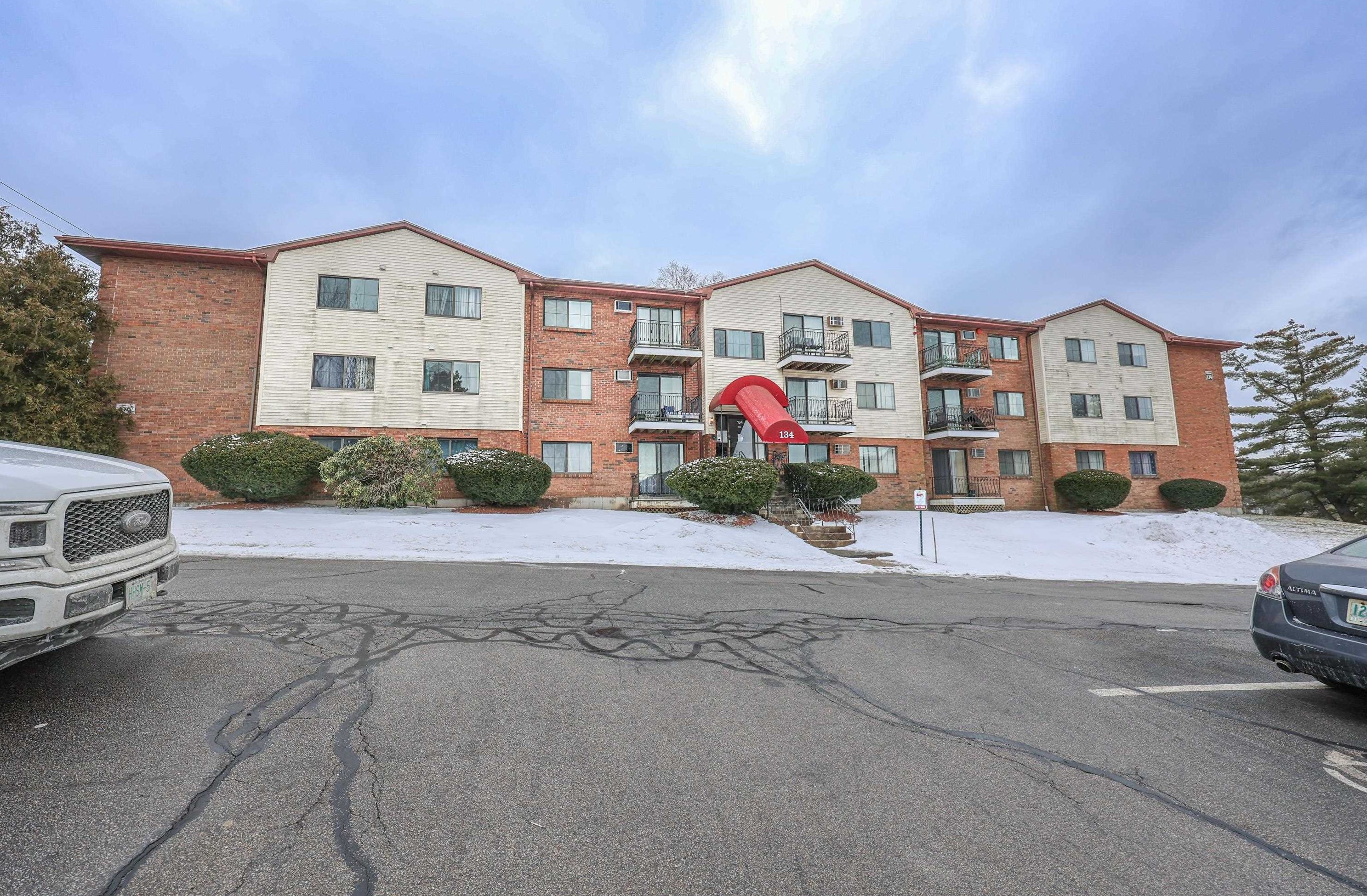 134 Mammoth Rd, Manchester NH 03106-1156 exterior