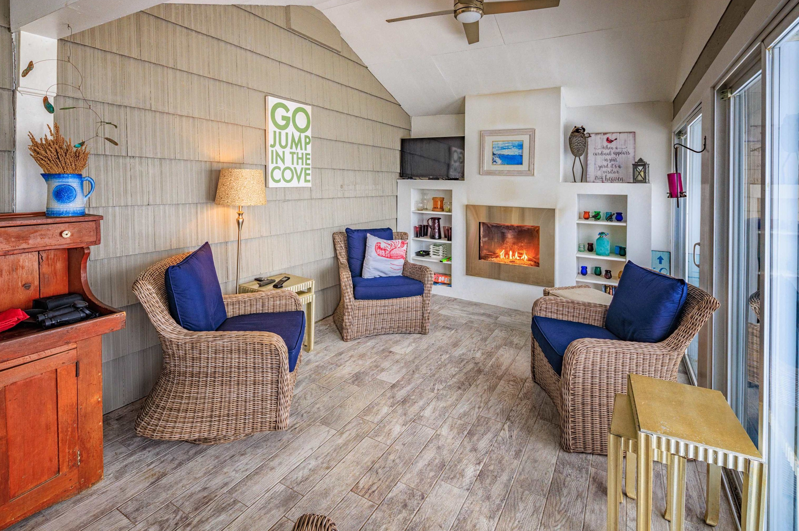 15 Cote Dr, Dover NH  03820-4644 exterior