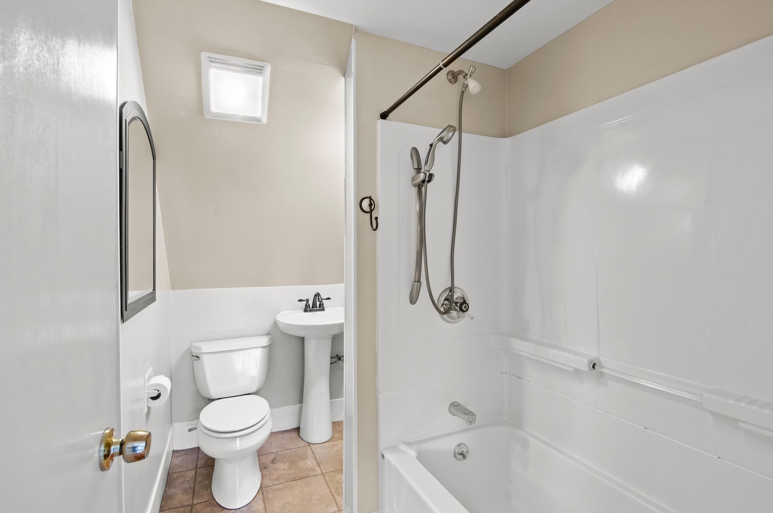 1364 Candia Rd, Manchester NH 03109-5703 exterior