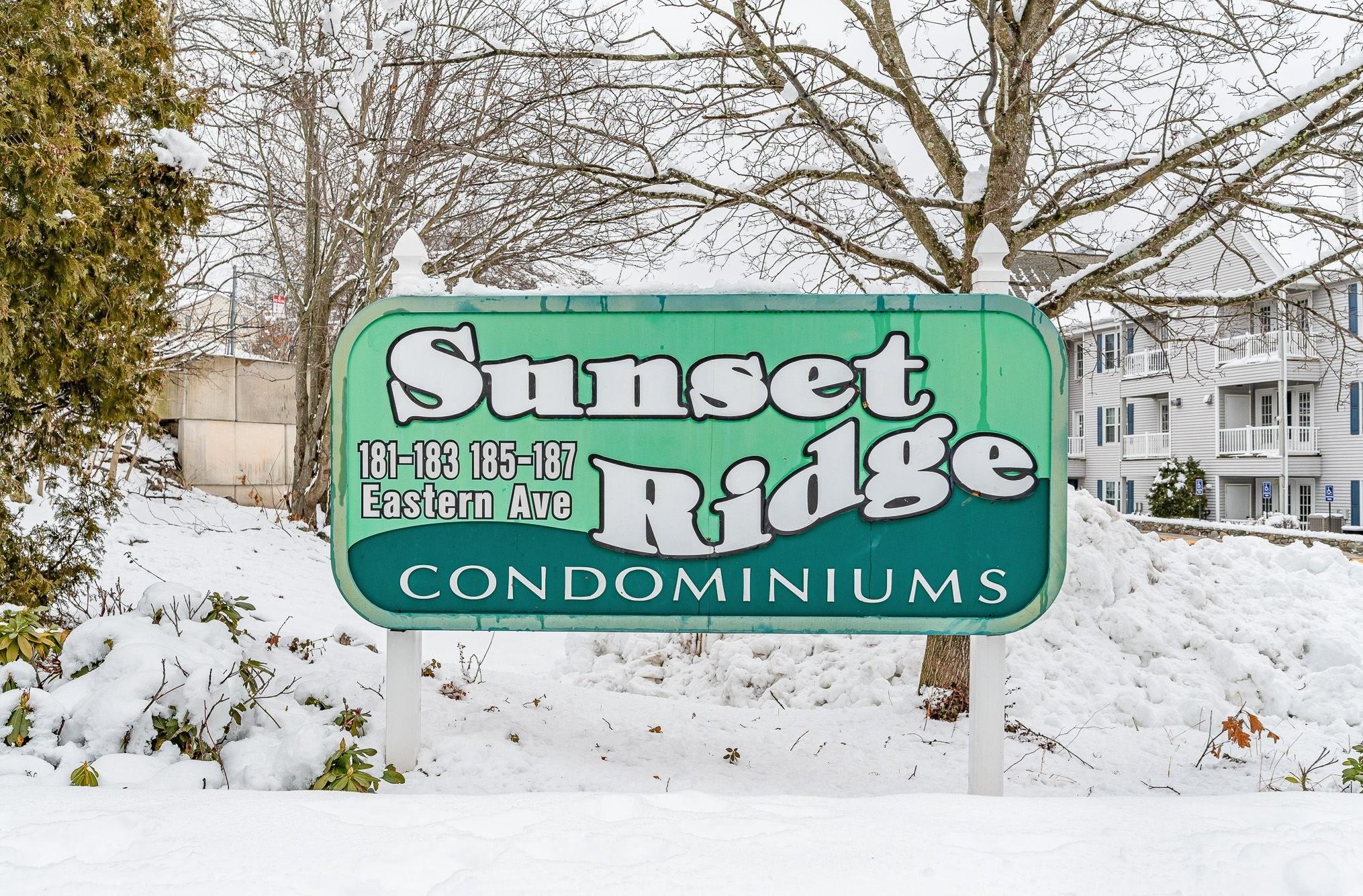 185 Eastern Ave, Manchester NH 03104-4677 exterior