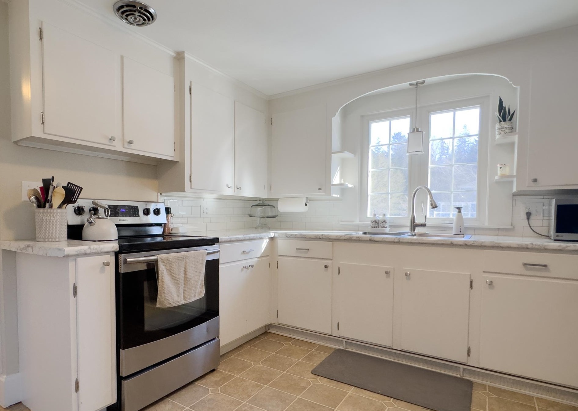 94 Mountain Rd, Concord NH  03301-6902 exterior