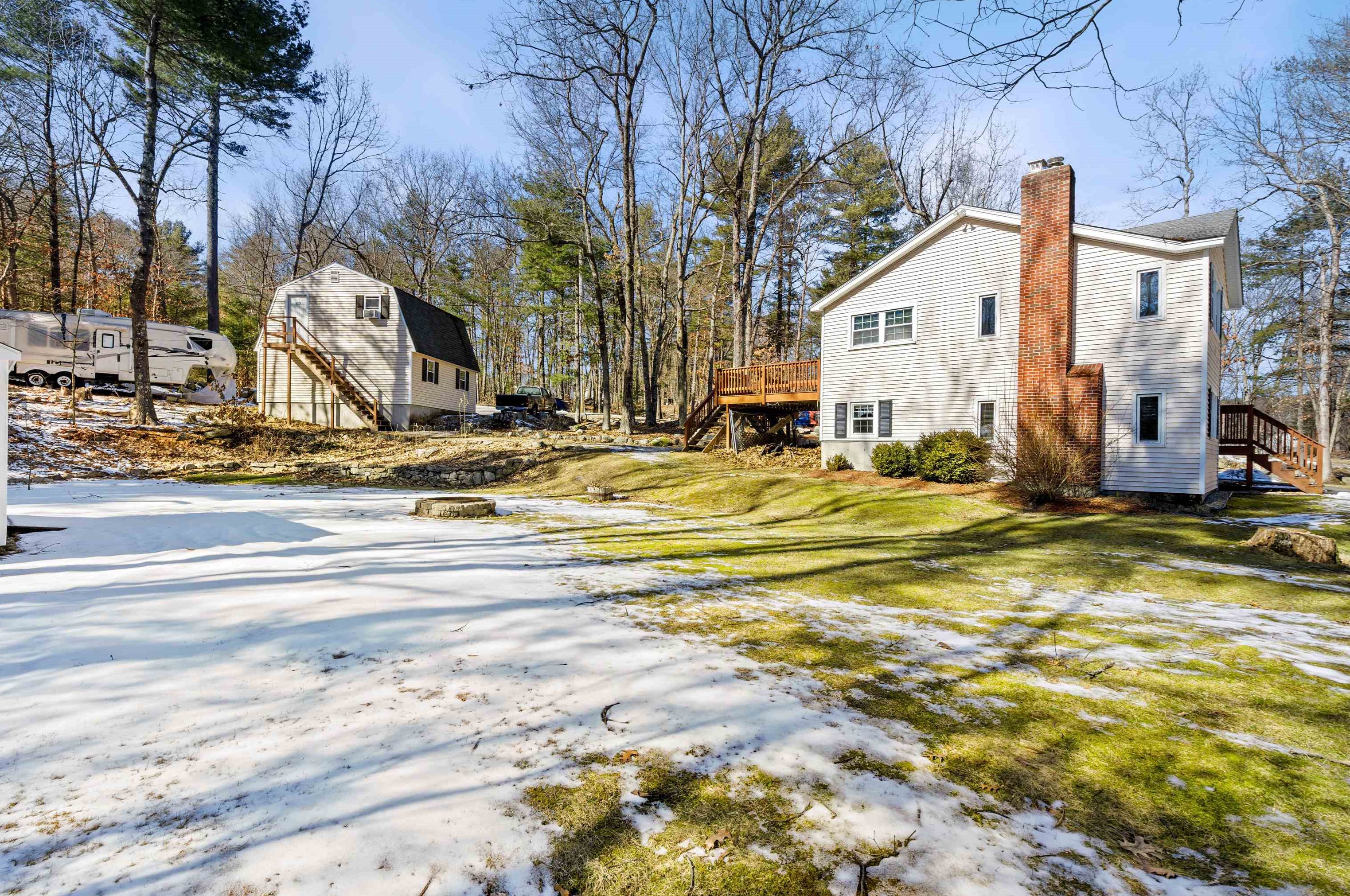 32 Kienia Rd, Hudson NH  03051-3131 exterior