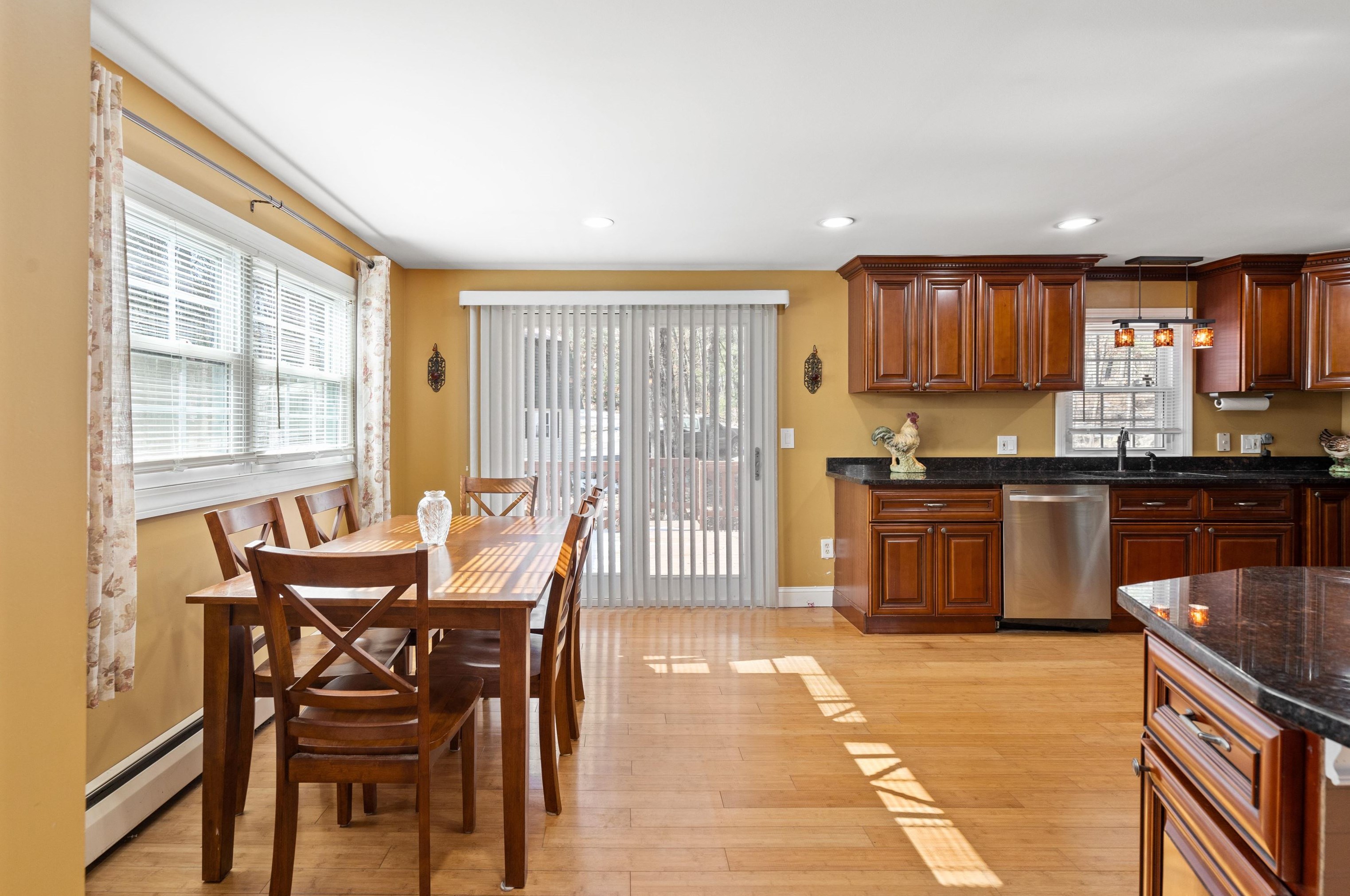 32 Kienia Rd, Hudson NH  03051-3131 exterior