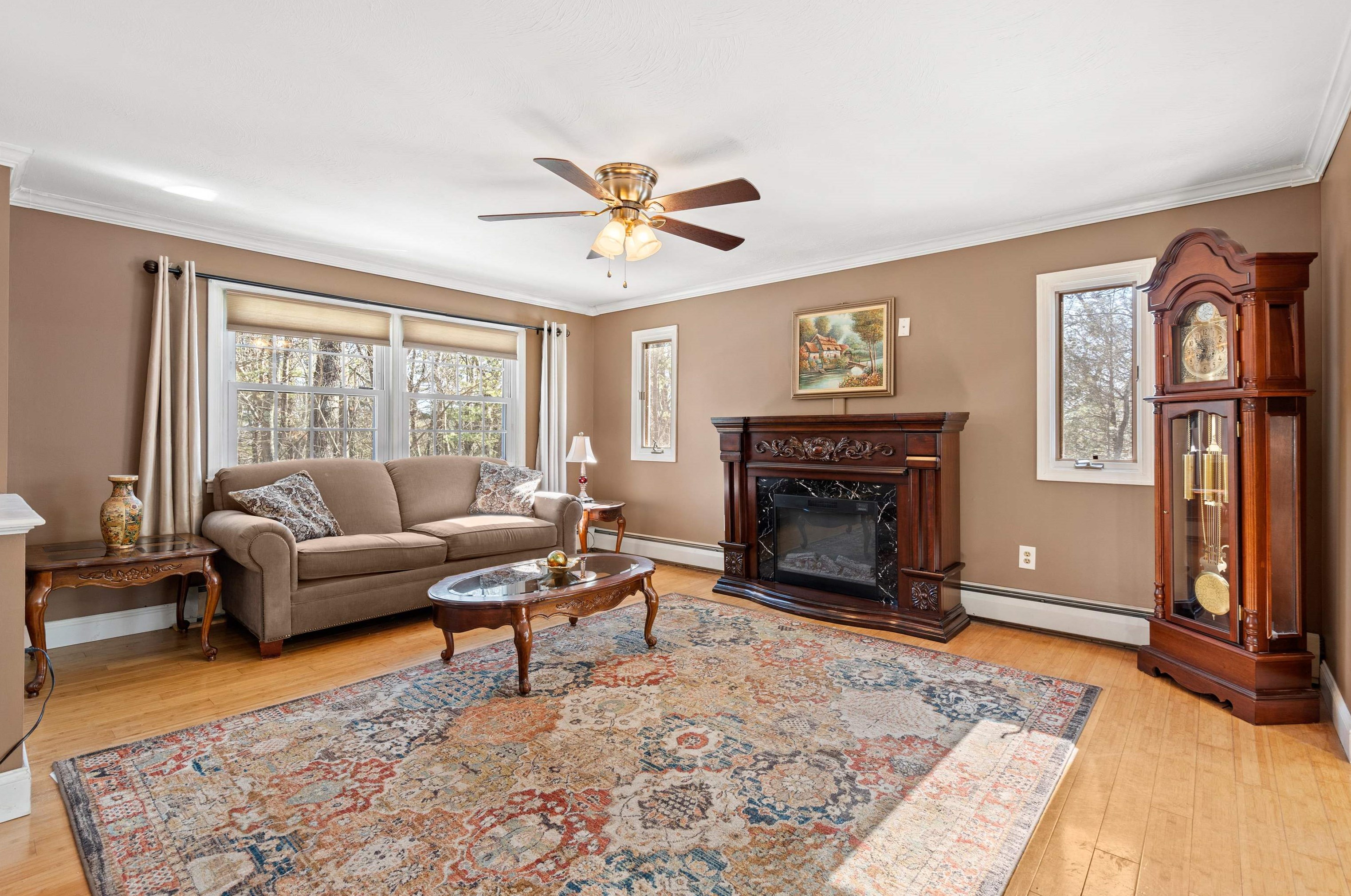 32 Kienia Rd, Hudson NH  03051-3131 exterior
