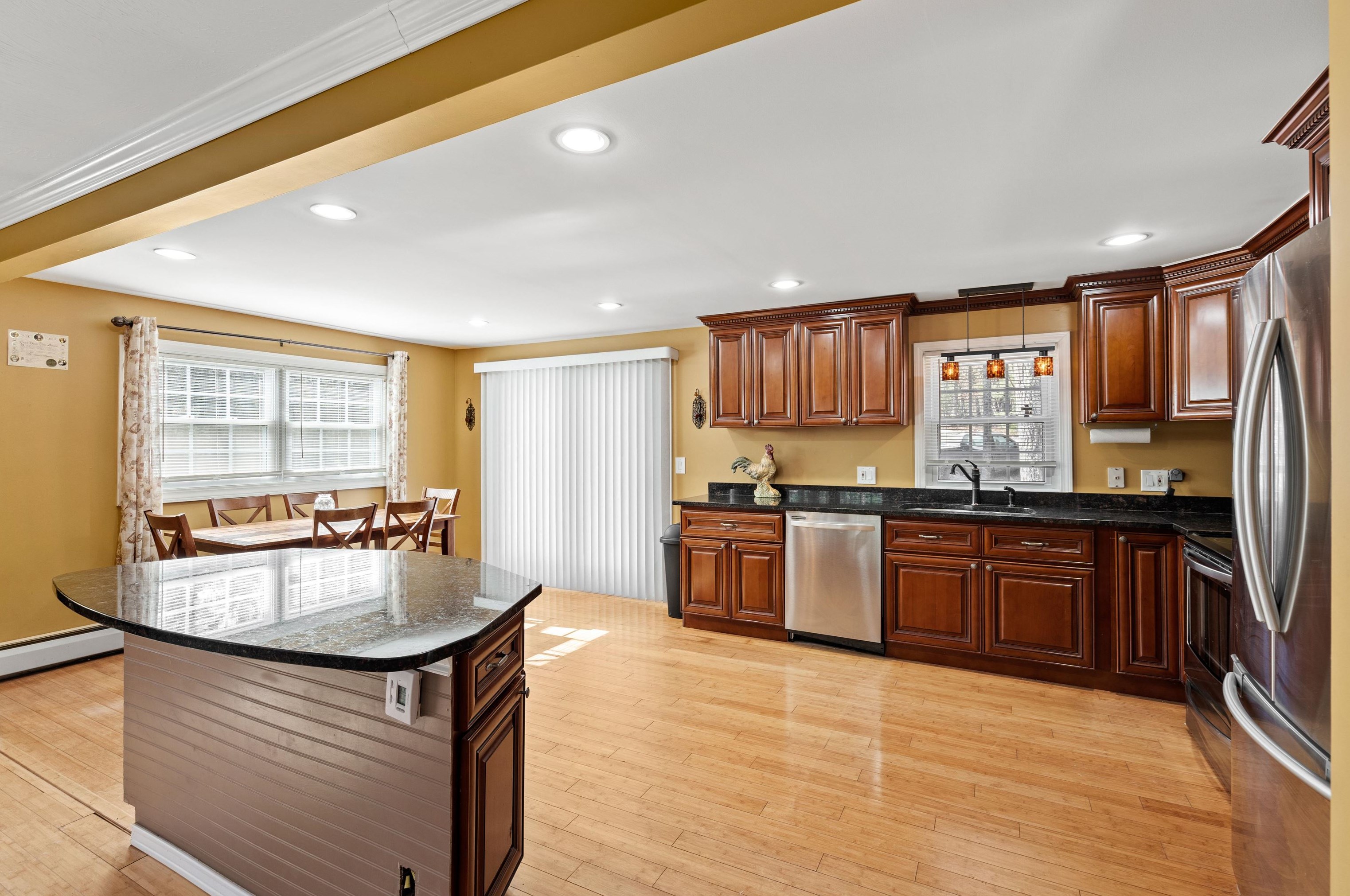 32 Kienia Rd, Hudson NH  03051-3131 exterior