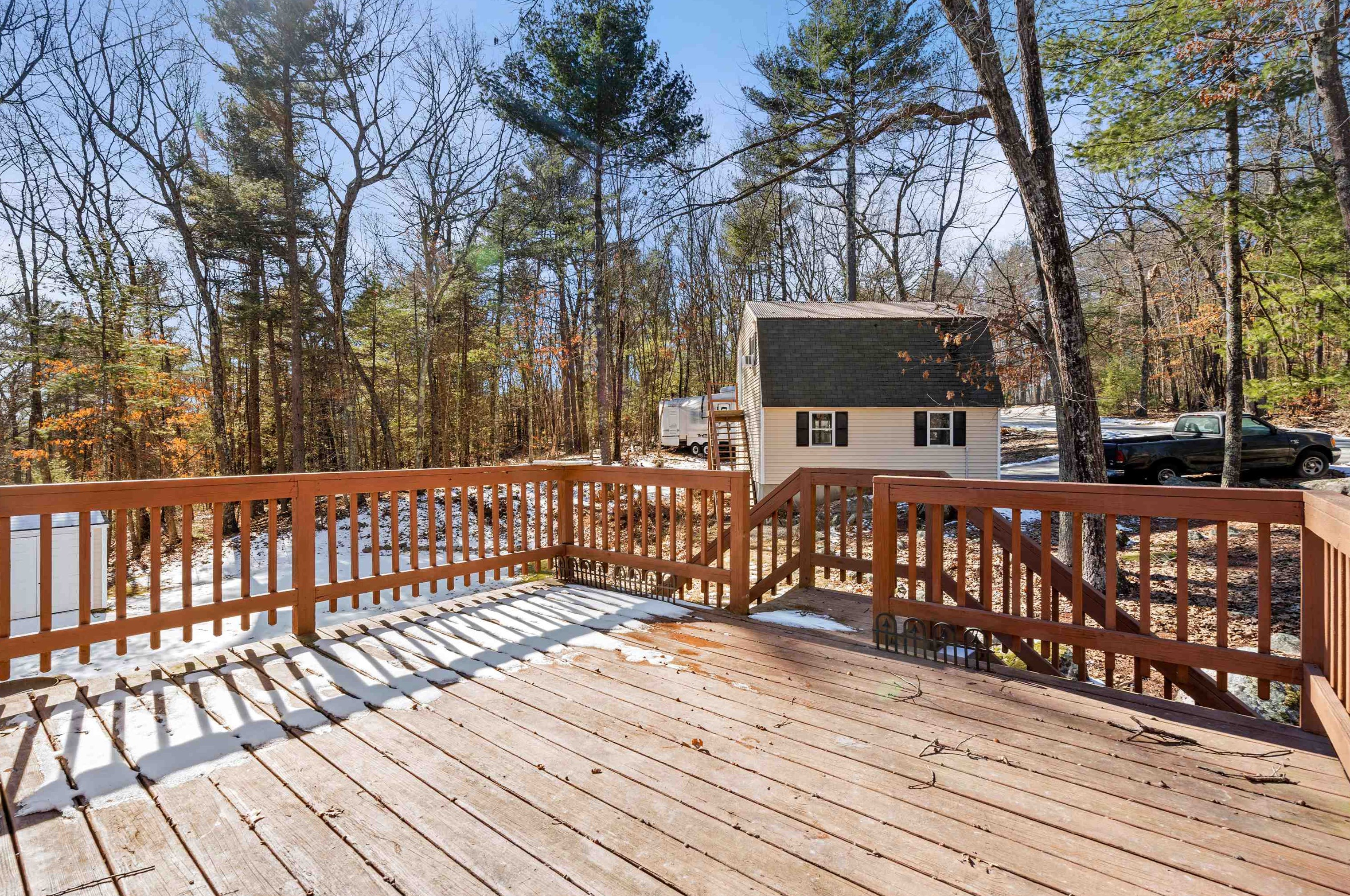 32 Kienia Rd, Hudson NH  03051-3131 exterior