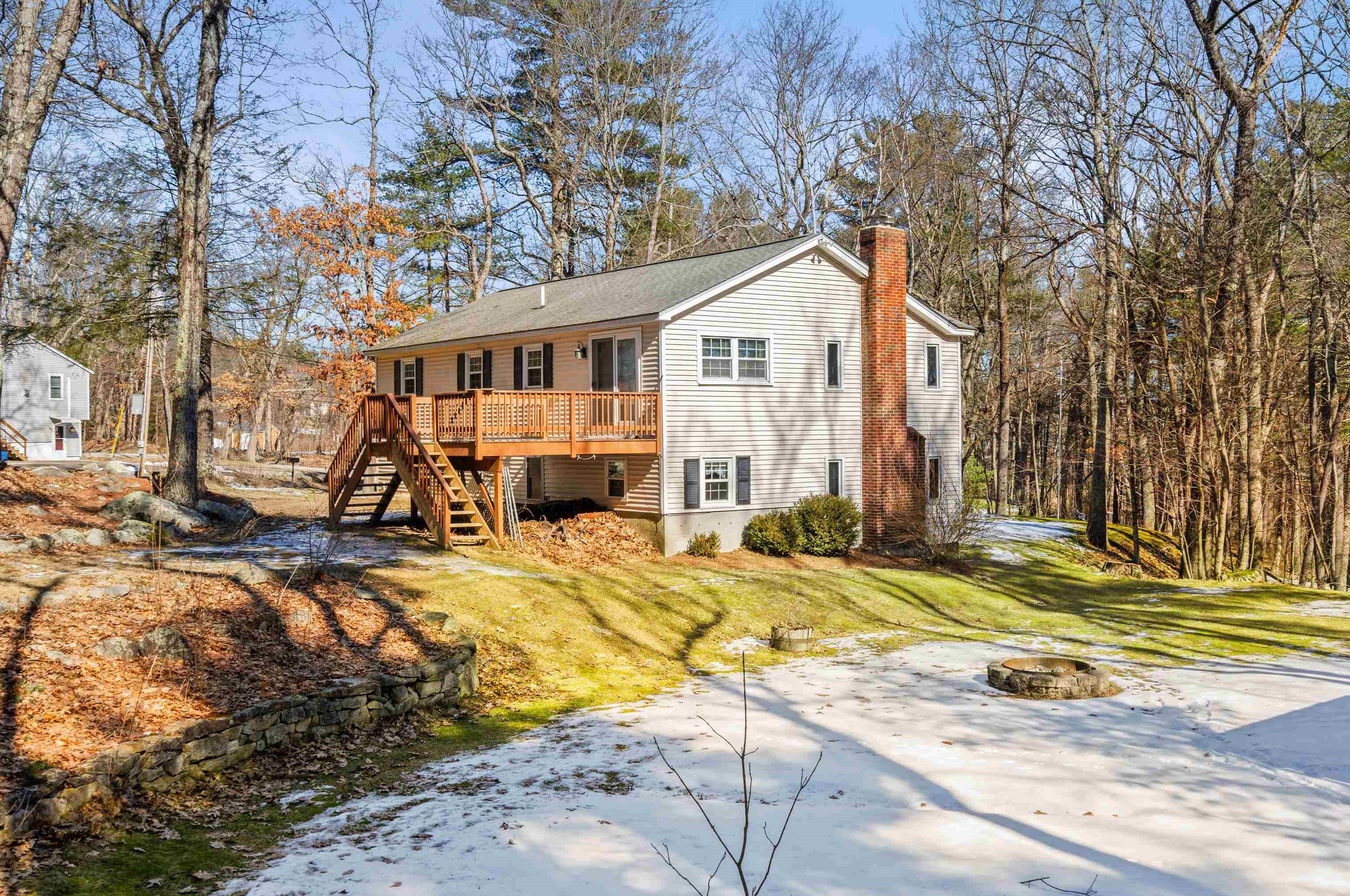 32 Kienia Rd, Hudson NH  03051-3131 exterior