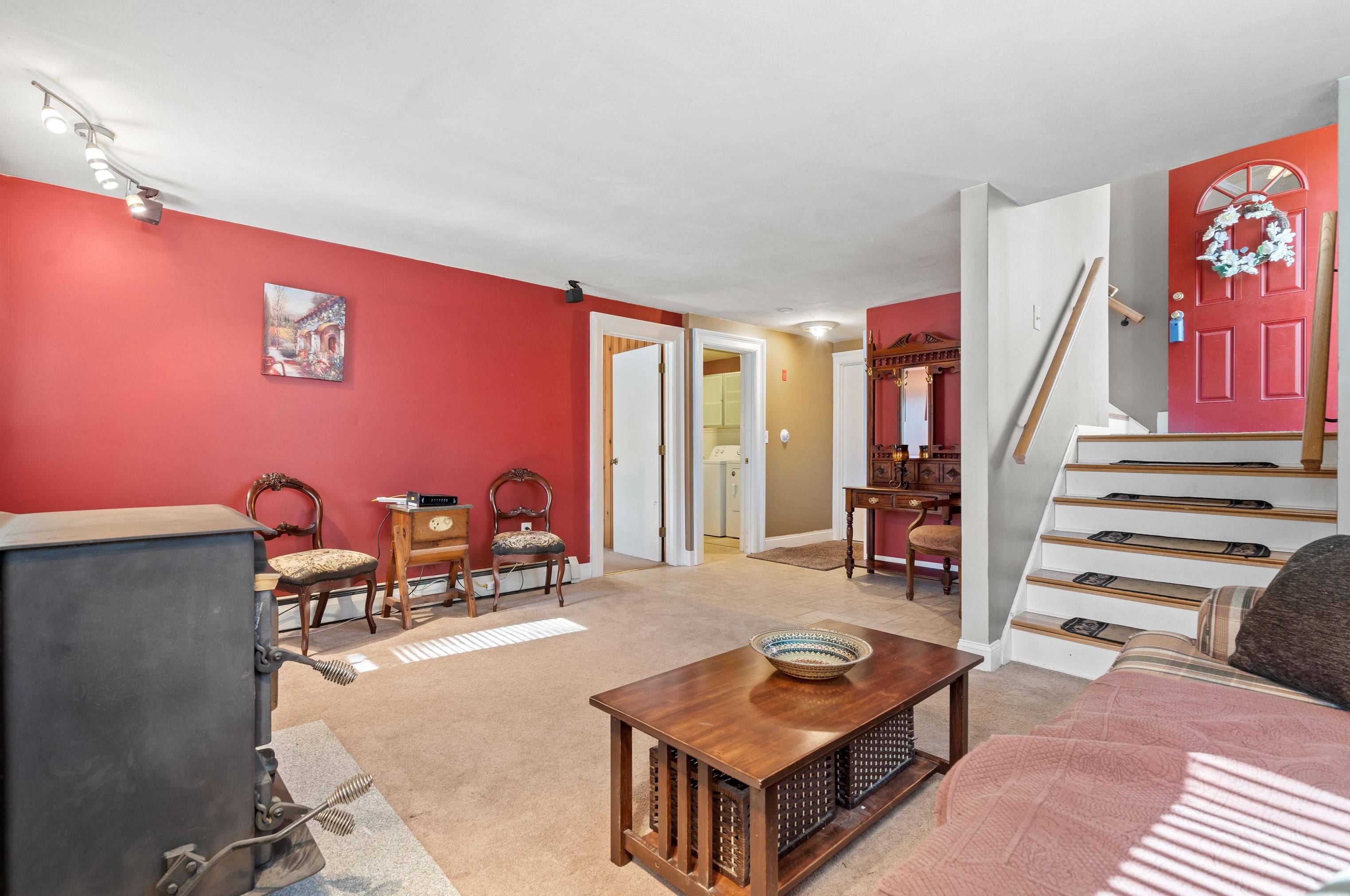 32 Kienia Rd, Hudson NH  03051-3131 exterior