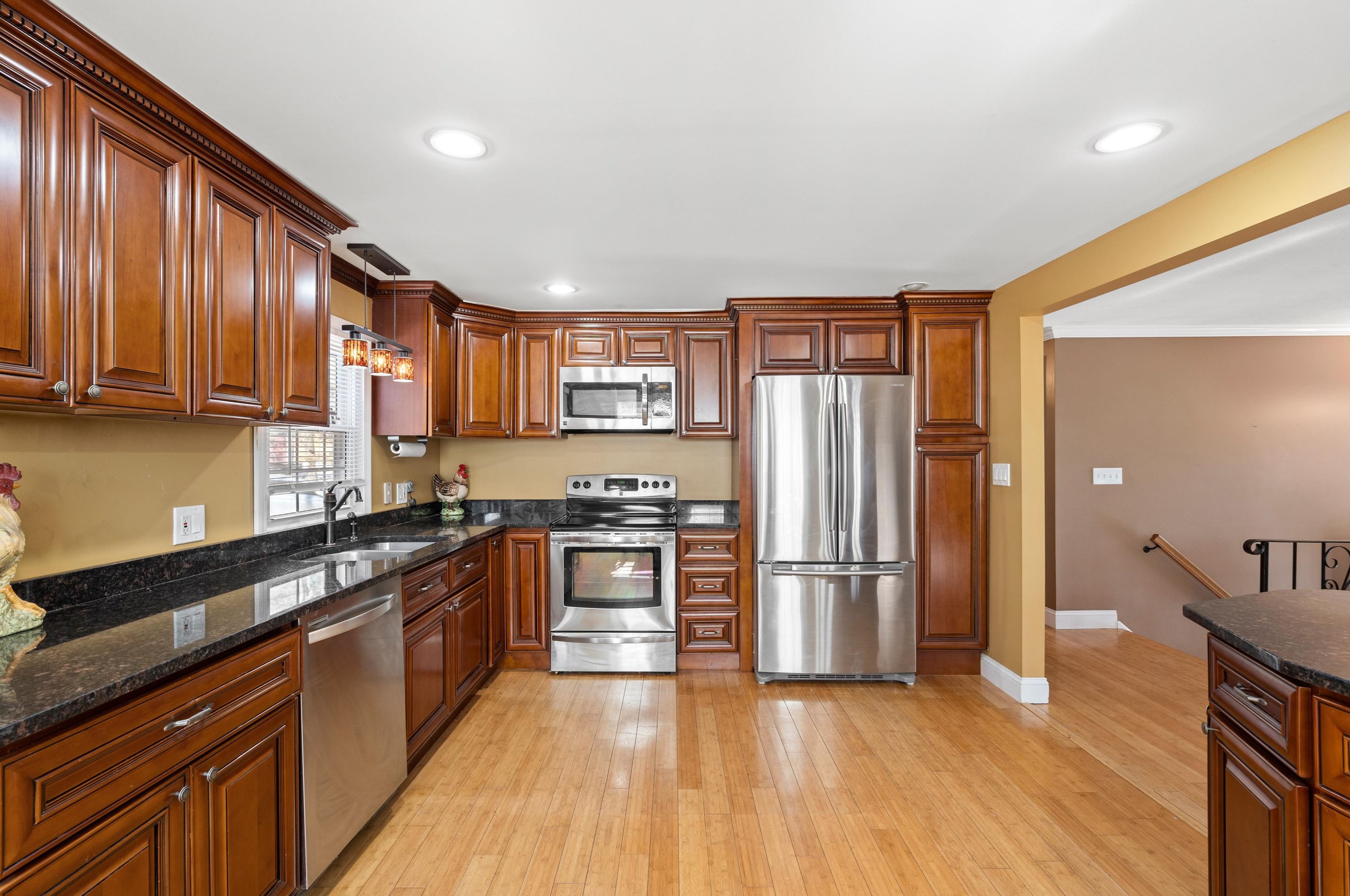 32 Kienia Rd, Hudson NH  03051-3131 exterior