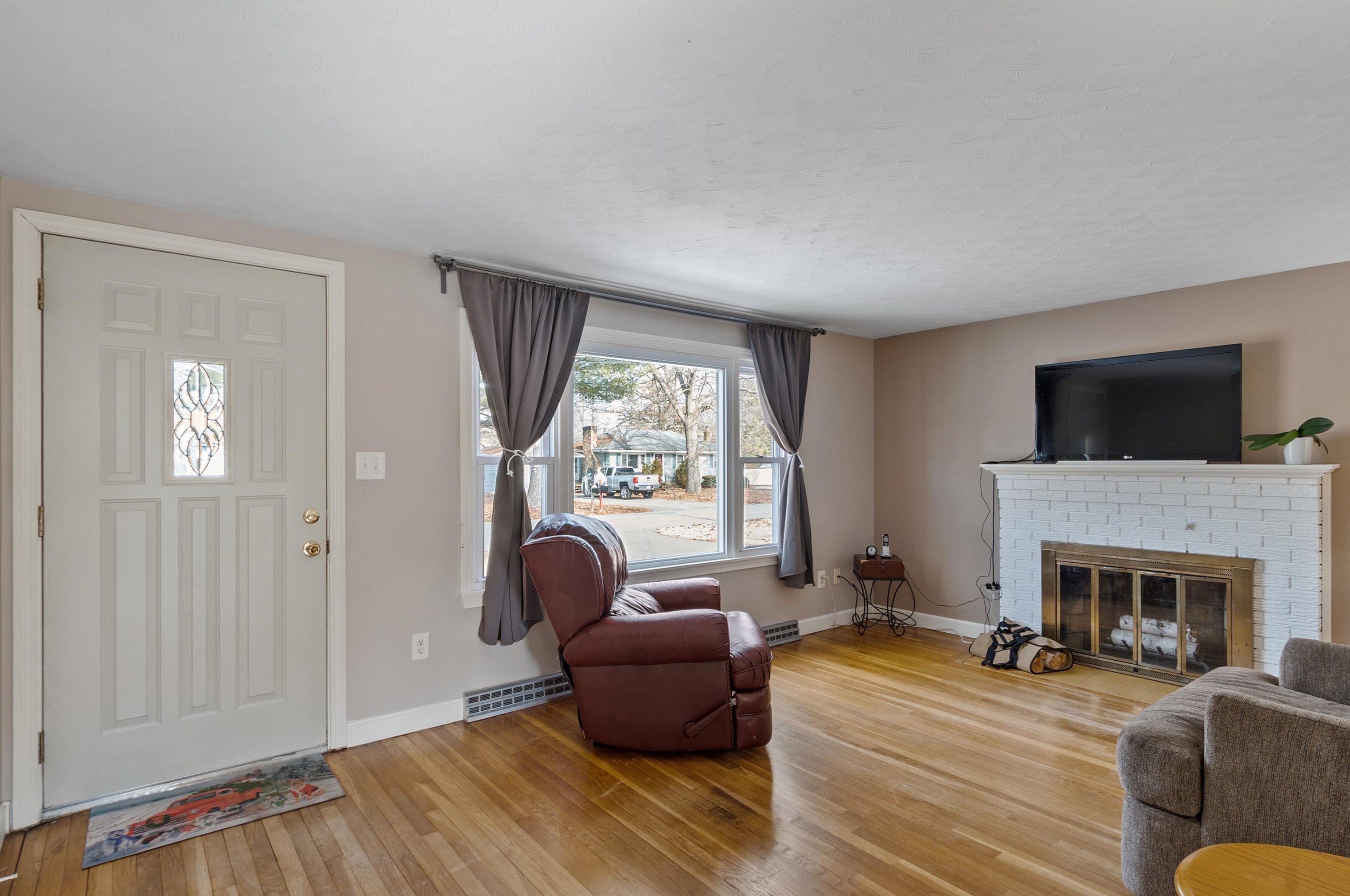 9 Olive Ave, Salem NH  03079-2329 exterior