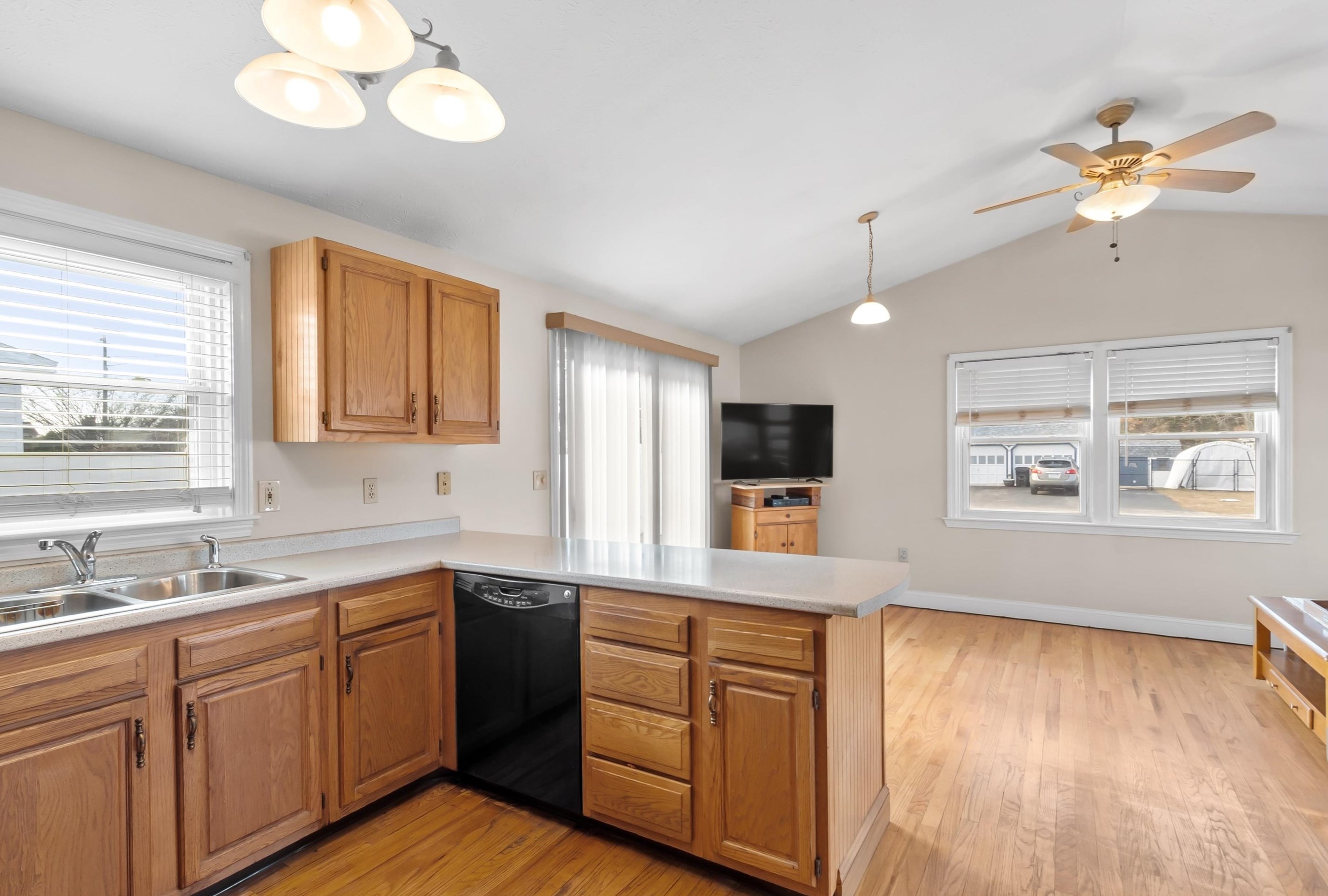 7 Blackstone St, Hudson NH  03051-4354 exterior