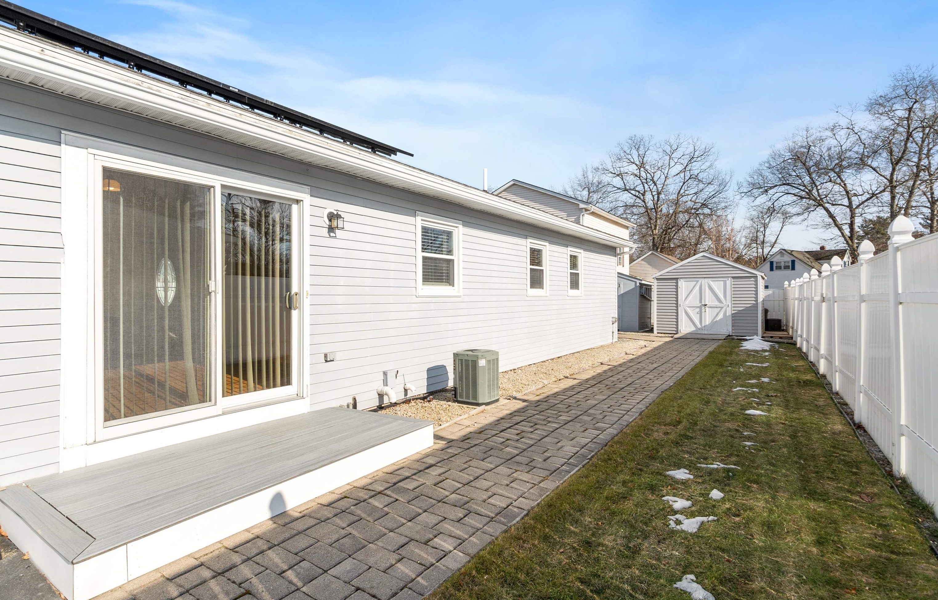 7 Blackstone St, Hudson NH  03051-4354 exterior