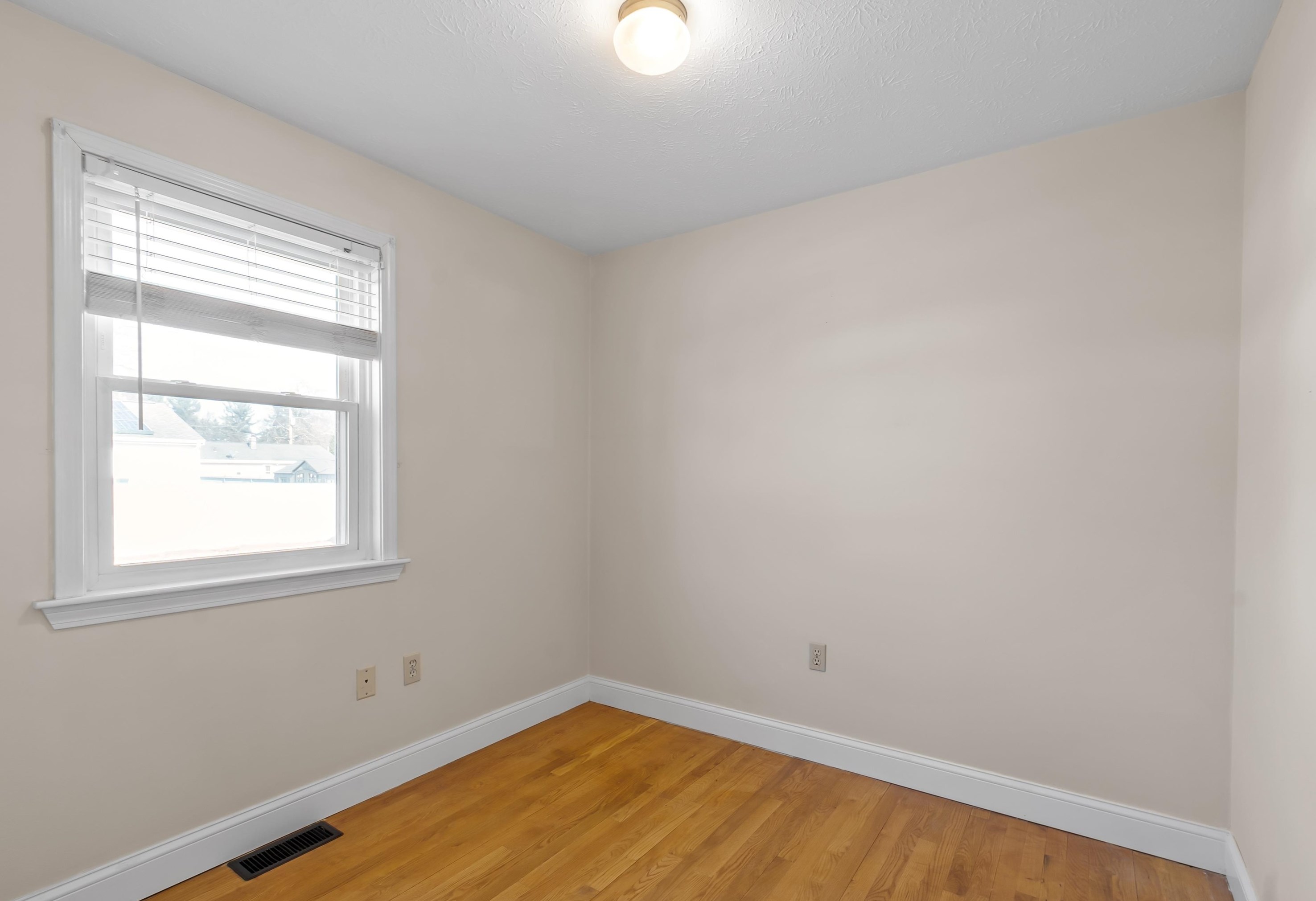 7 Blackstone St, Hudson NH  03051-4354 exterior