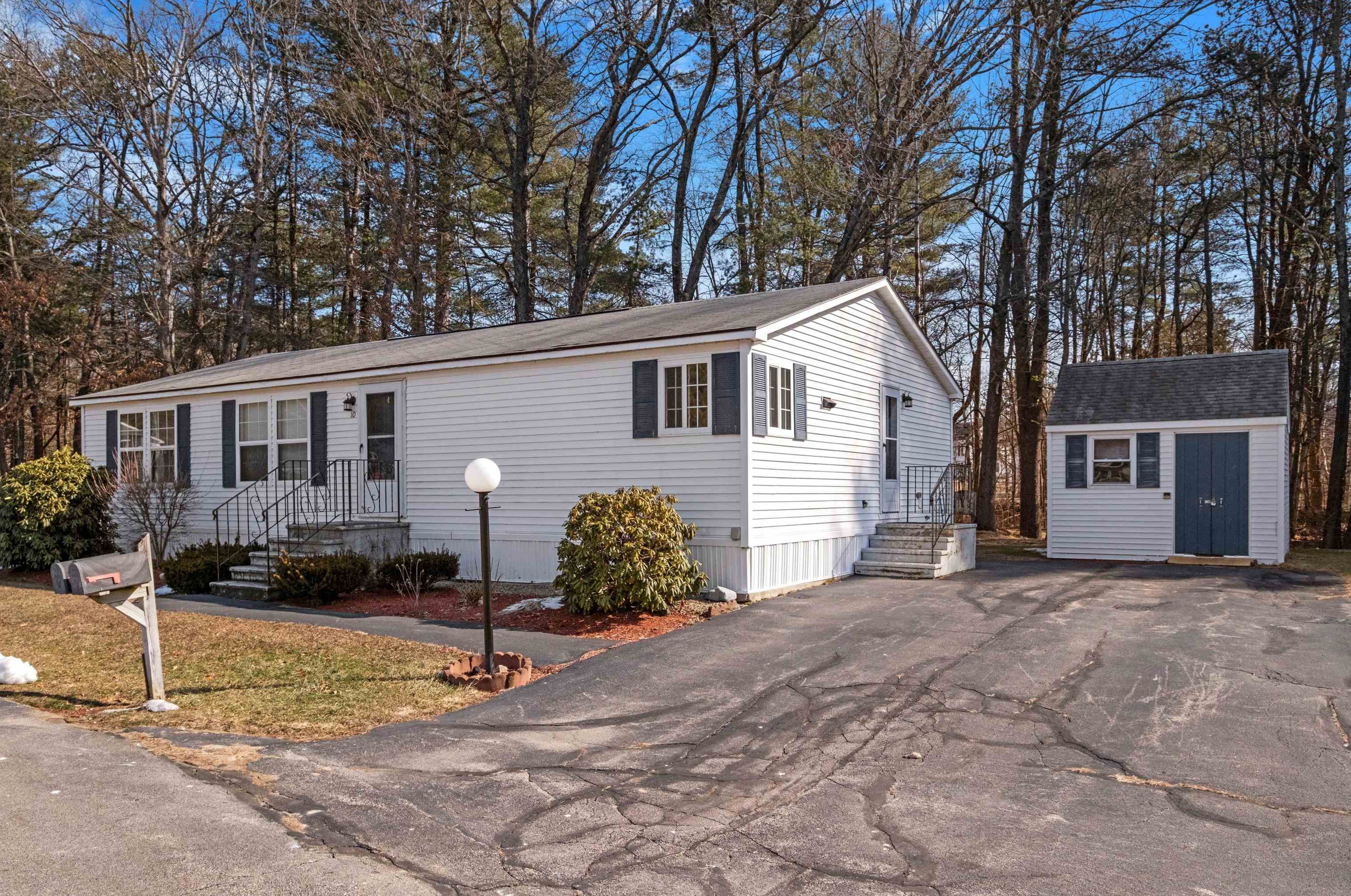 10 Krystal Dr, Hudson, NH 03051