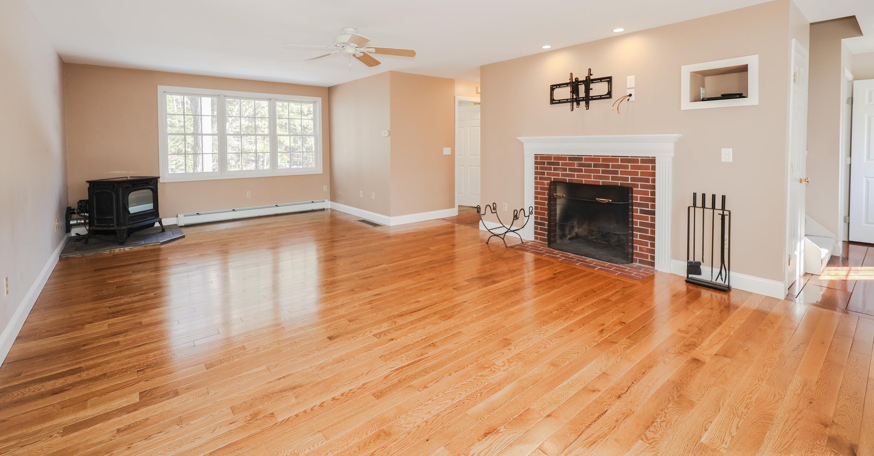 131 Sherwood Forest Rd, Weare, NH 03281