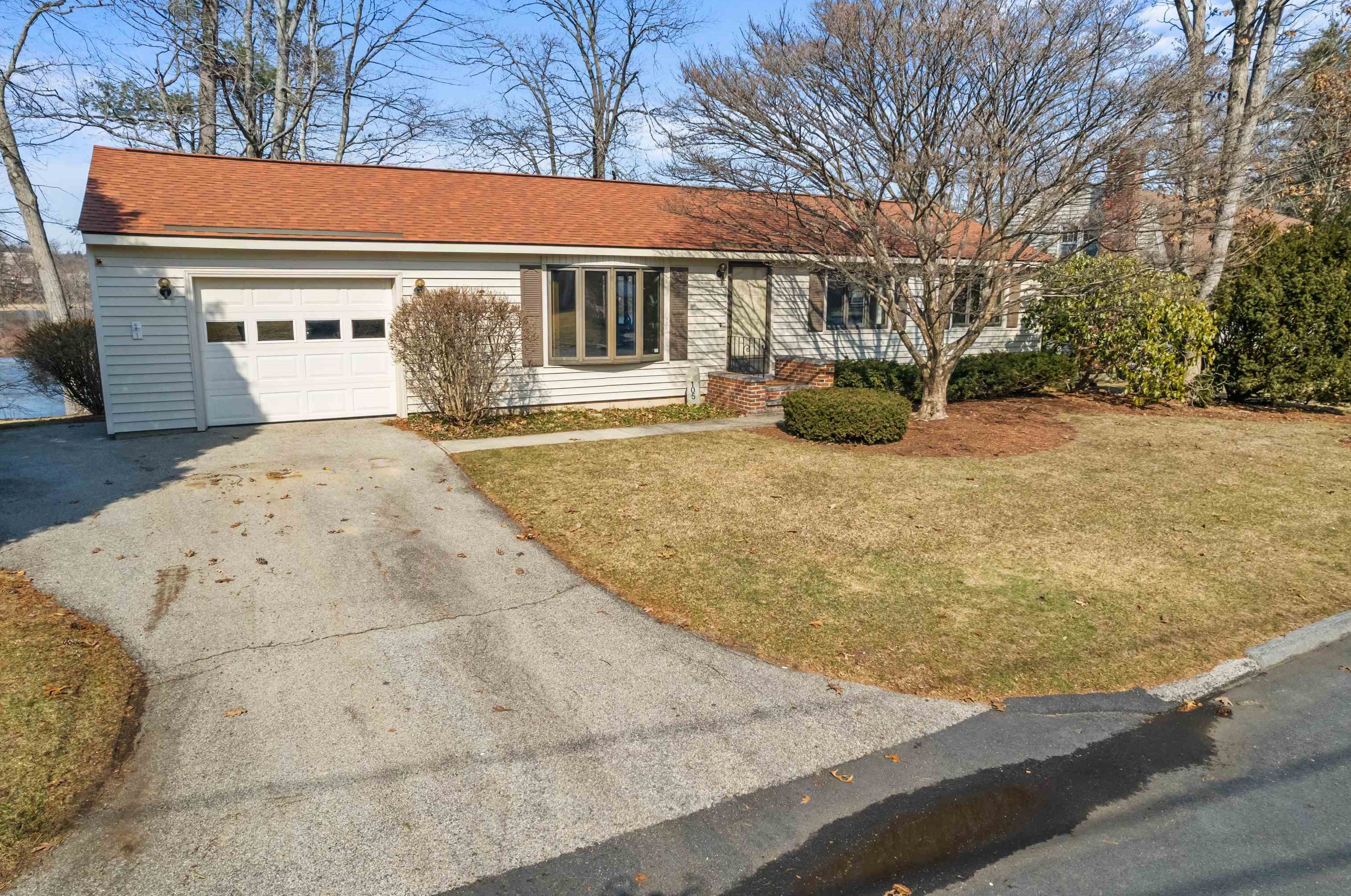 105 Shore Dr, Nashua, NH 03062