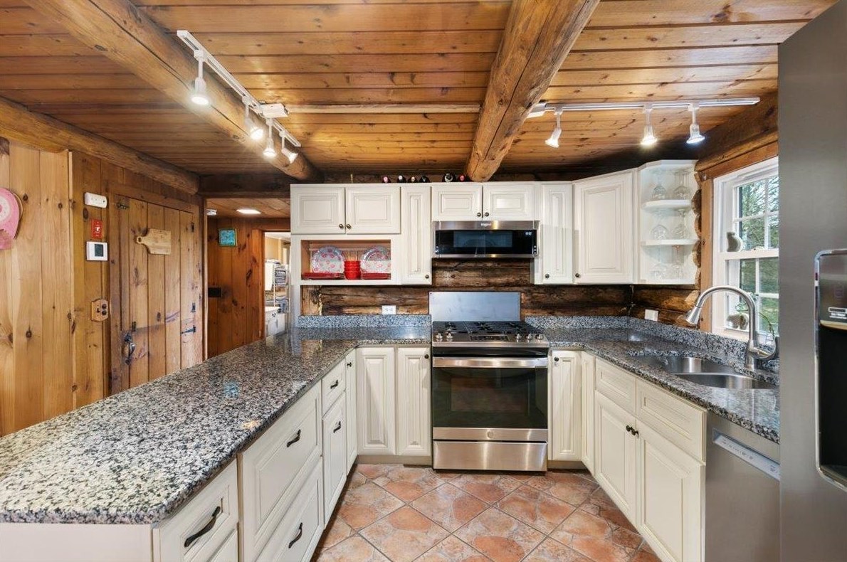 5 Tamworth Rd, Sandown NH  03873-2213 exterior
