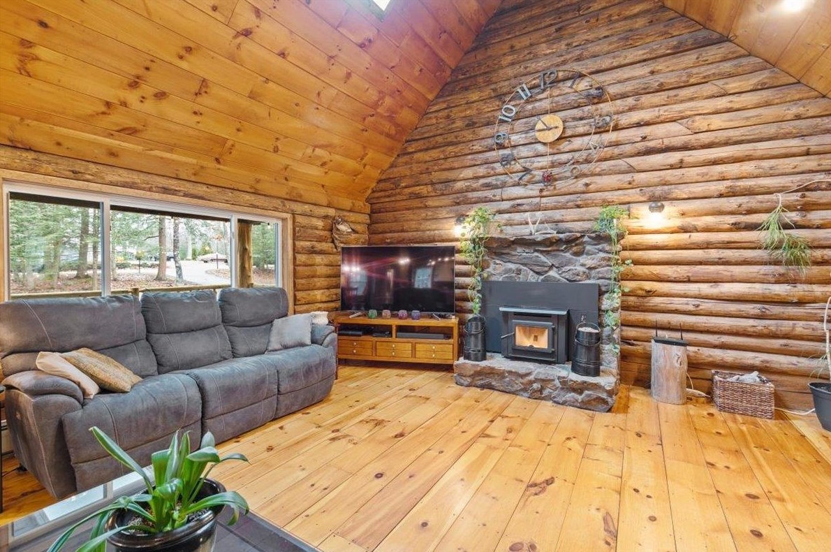 5 Tamworth Rd, Sandown NH  03873-2213 exterior