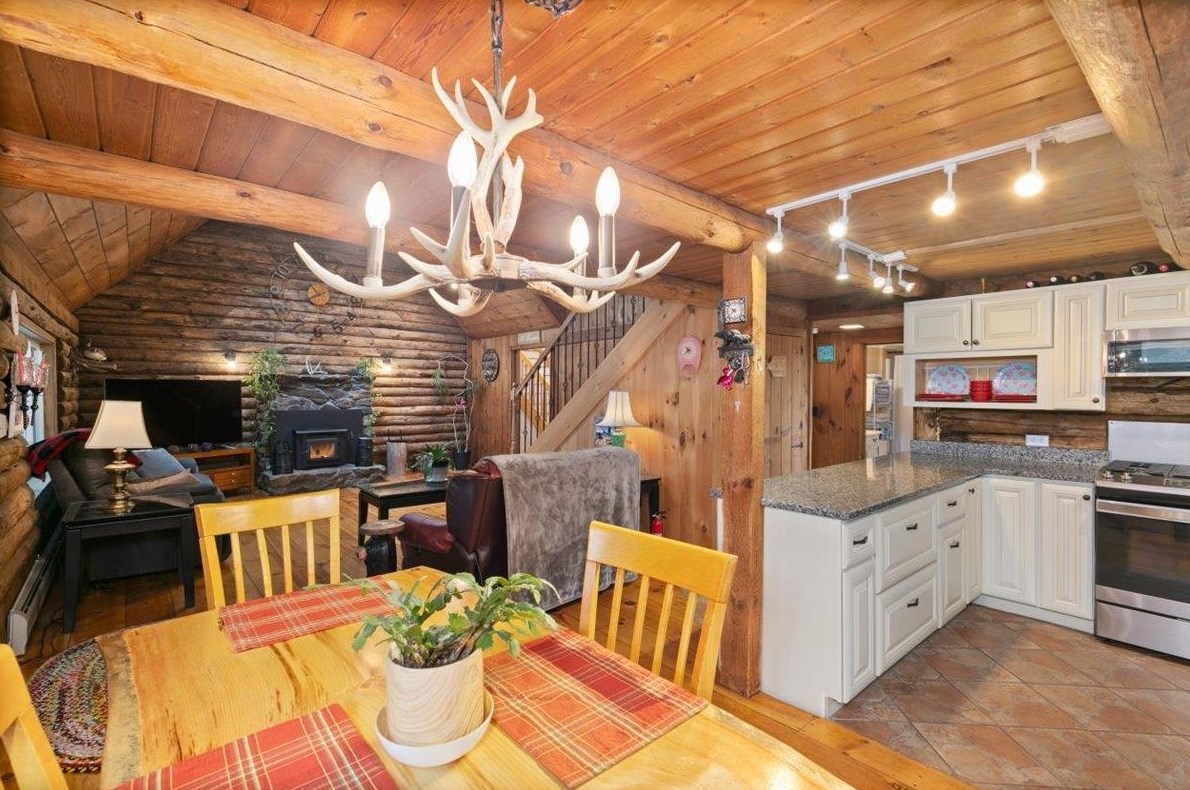 5 Tamworth Rd, Sandown NH  03873-2213 exterior