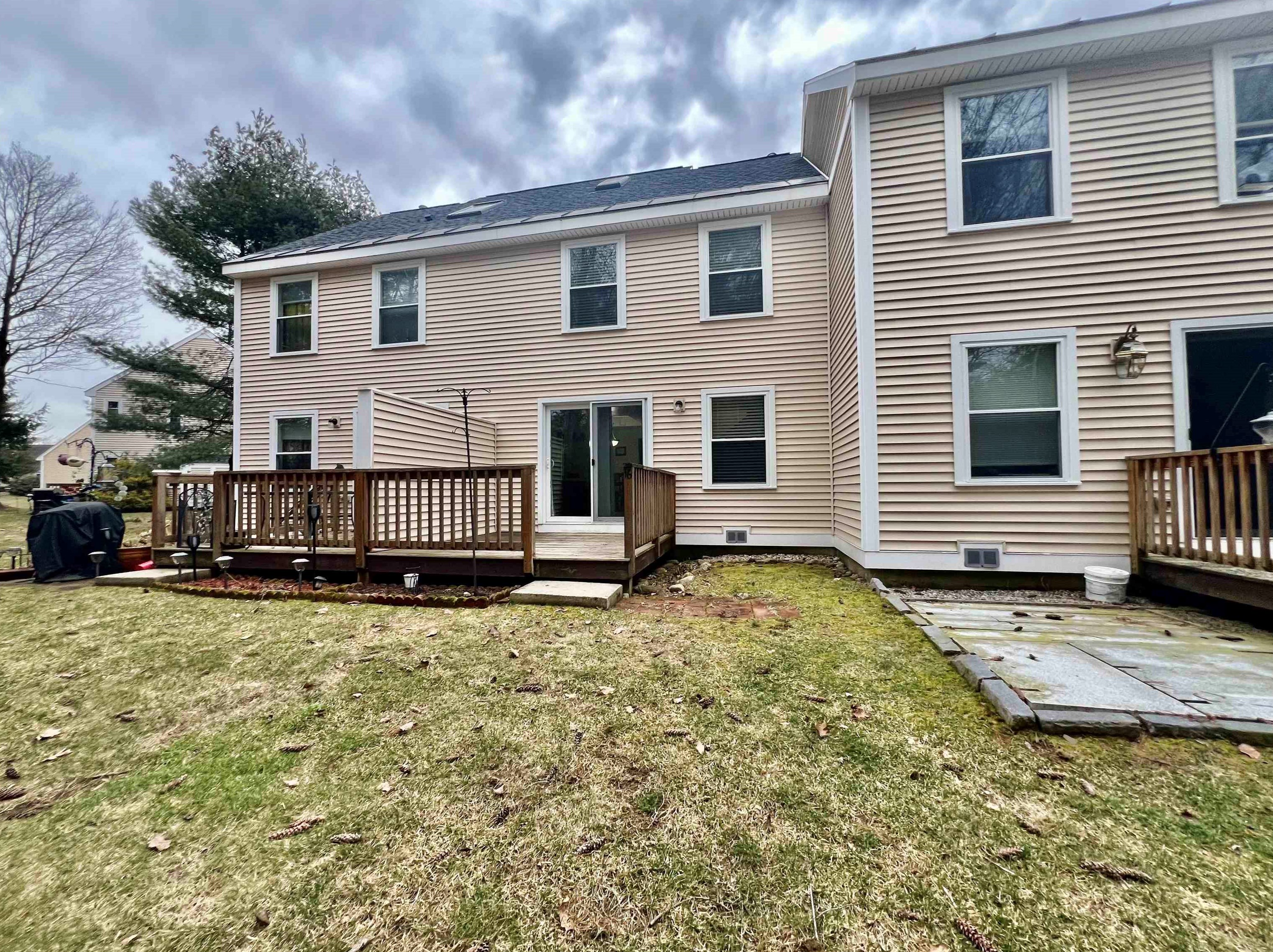 16 Great Falls Dr, Concord NH  03303-1594 exterior
