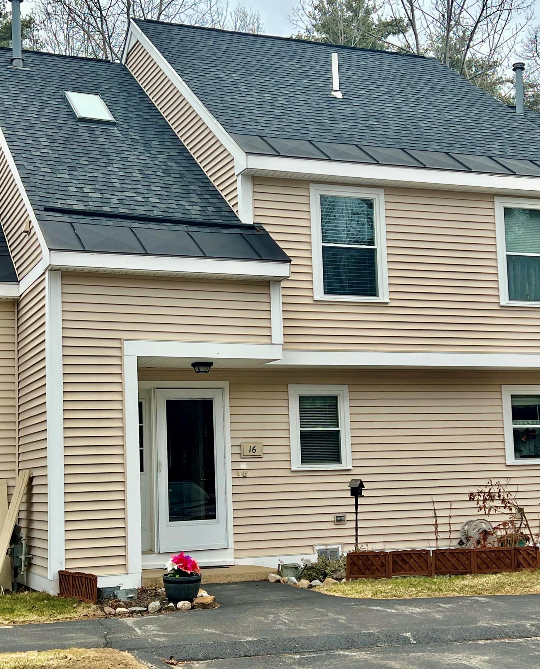16 Great Falls Dr, Concord NH  03303-1594 exterior