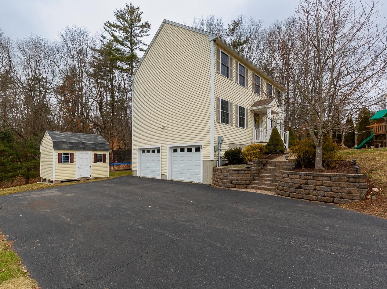 12 Lincoln Ln, Chester, NH 03036