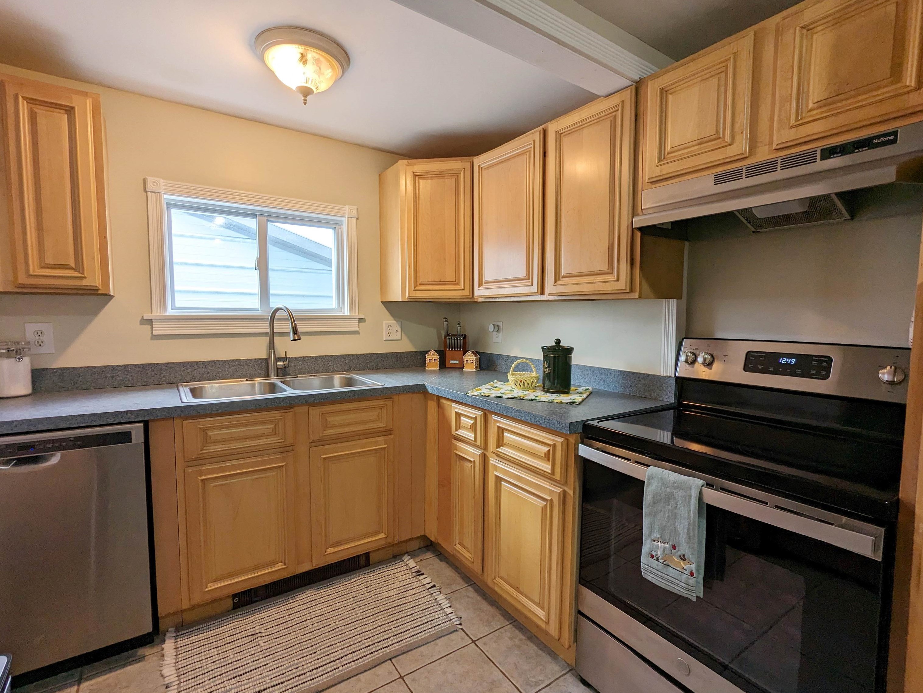 36 Ashland St, Manchester NH  03104-5111 exterior