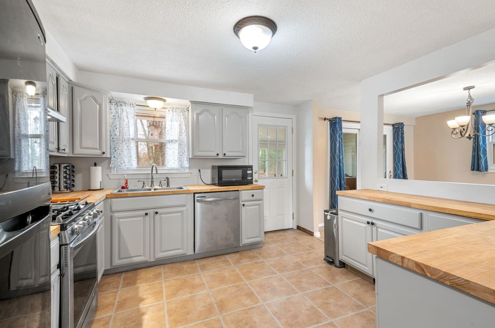 3 Norwich Rd, Nashua, NH 03062
