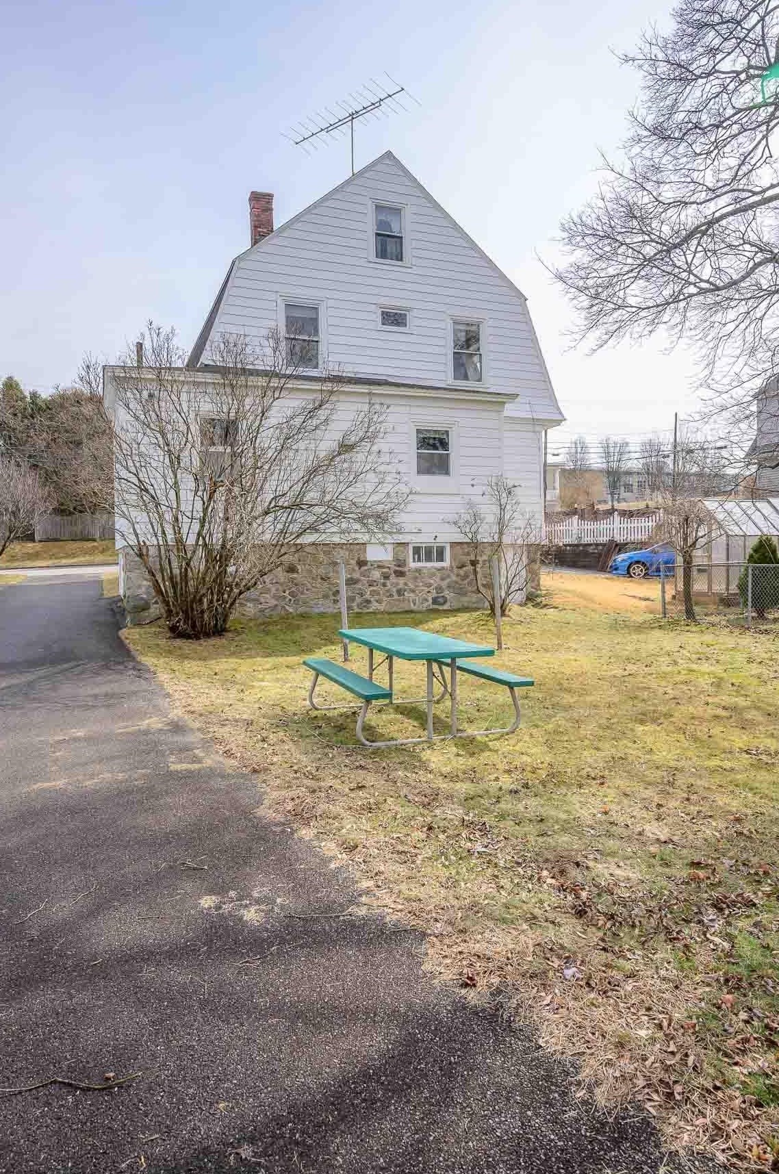 114 Weston St, Manchester NH  03104-5263 exterior