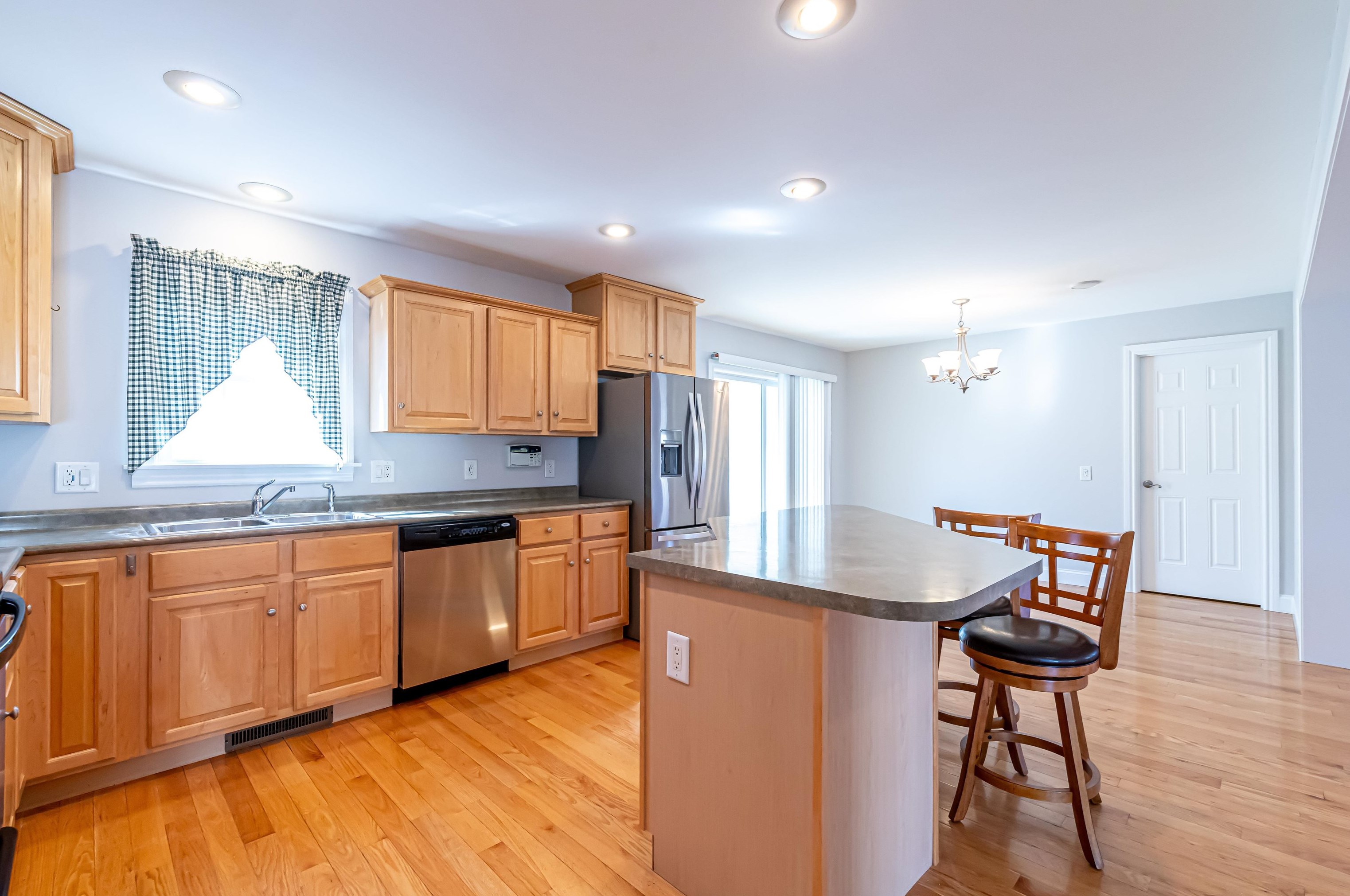 4 Cielo Dr, Dover NH 03820-5608 exterior