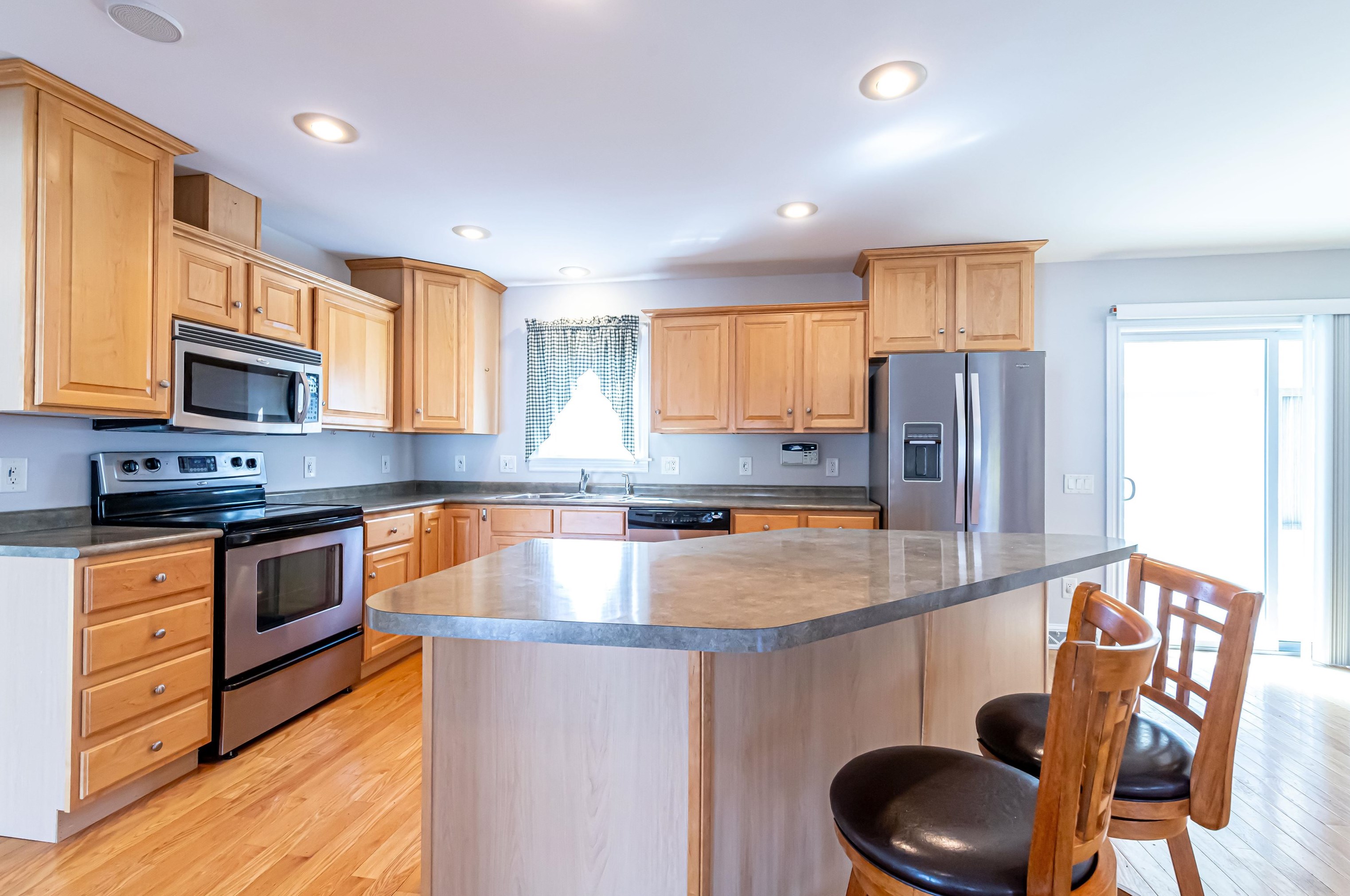 4 Cielo Dr, Dover NH 03820-5608 exterior