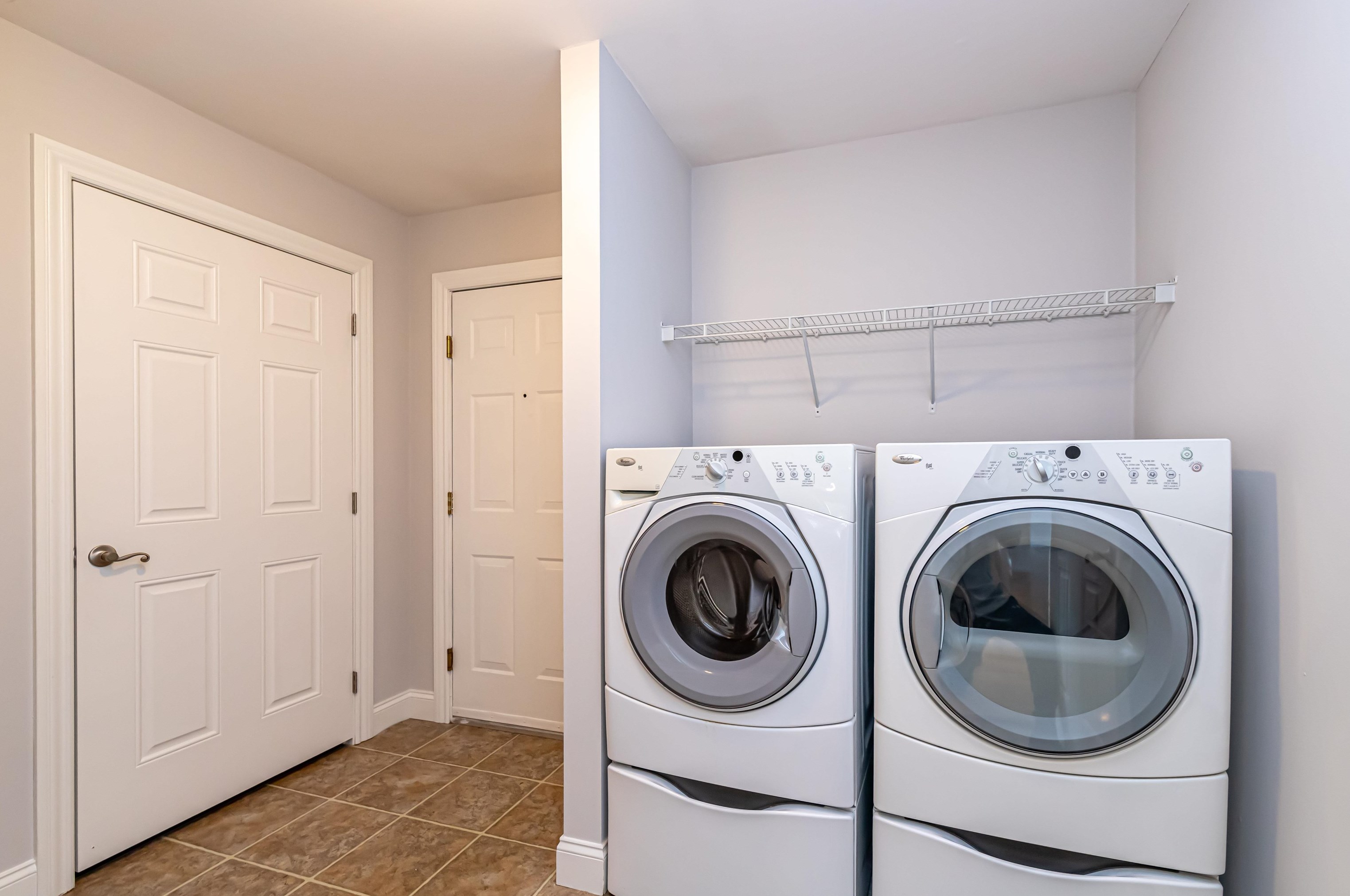 4 Cielo Dr, Dover NH 03820-5608 exterior